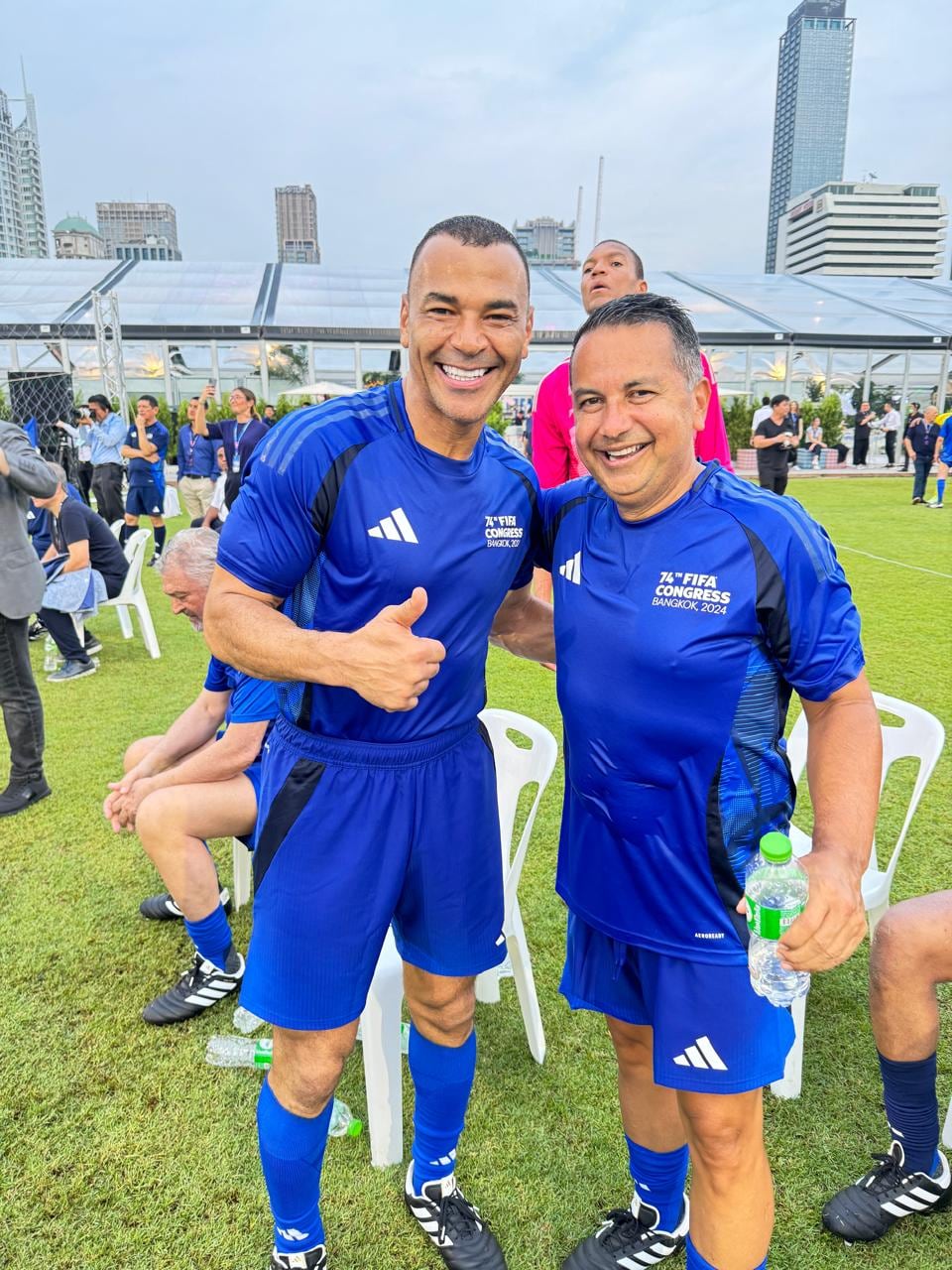 Su trabajo en la FIFA le ha permitido a Rodolfo Villalobos conocer grandes figuras del fútbol mundial, entre ellas el brasileño Cafú.