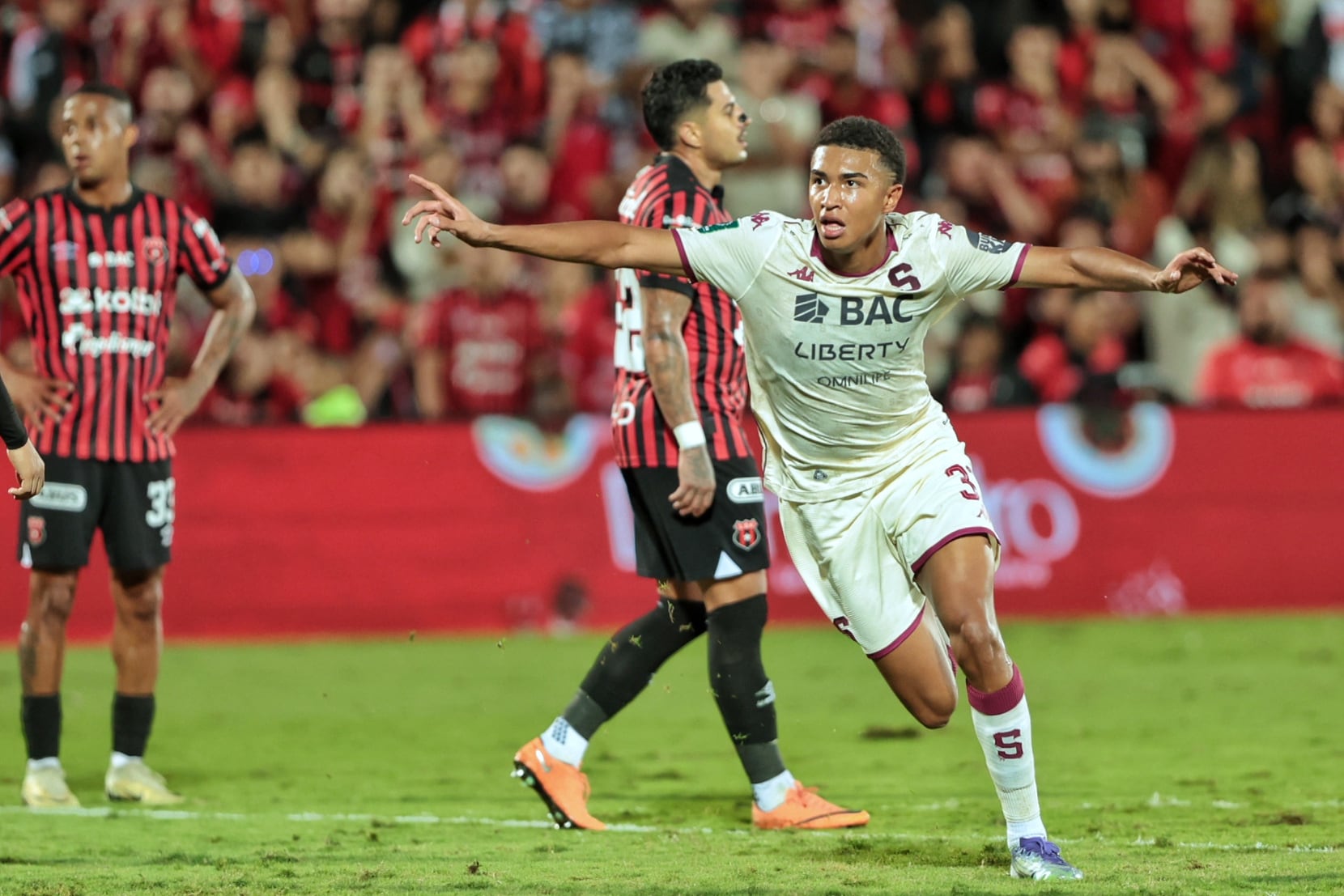 20/12/2025/ partido de ida entre Liga Deportiva Alajuelense vs Saprissa por el partido de vuelta de la final del Torneo apertura de la Liga Promerica 2025 en el estadio Alejandro Morera Soto / foto John Durán