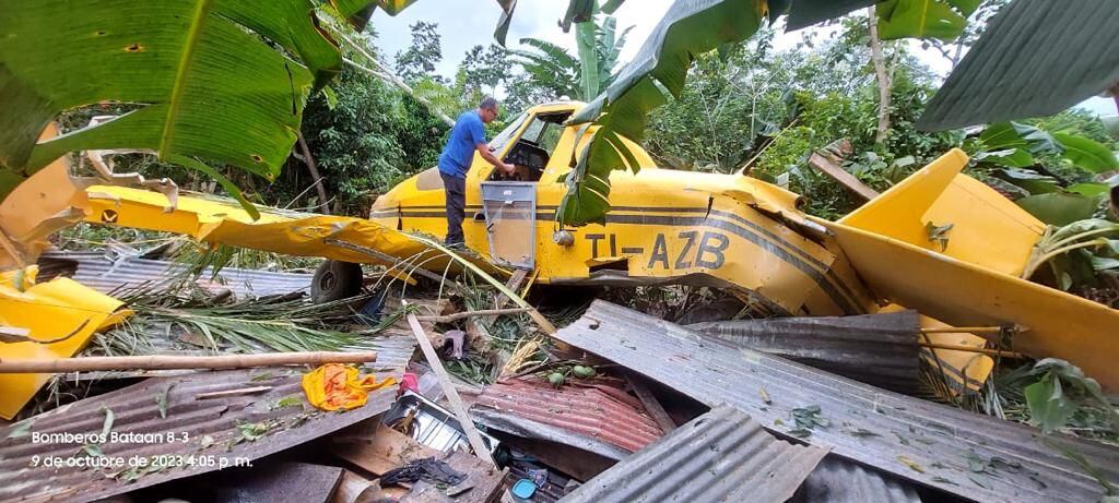 En las fotos proporcionadas por el Cuerpo de Bomberos, se puede observar a la avioneta sobre varias láminas de zinc que, al parecer, provienen de las viviendas contra las que chocó.