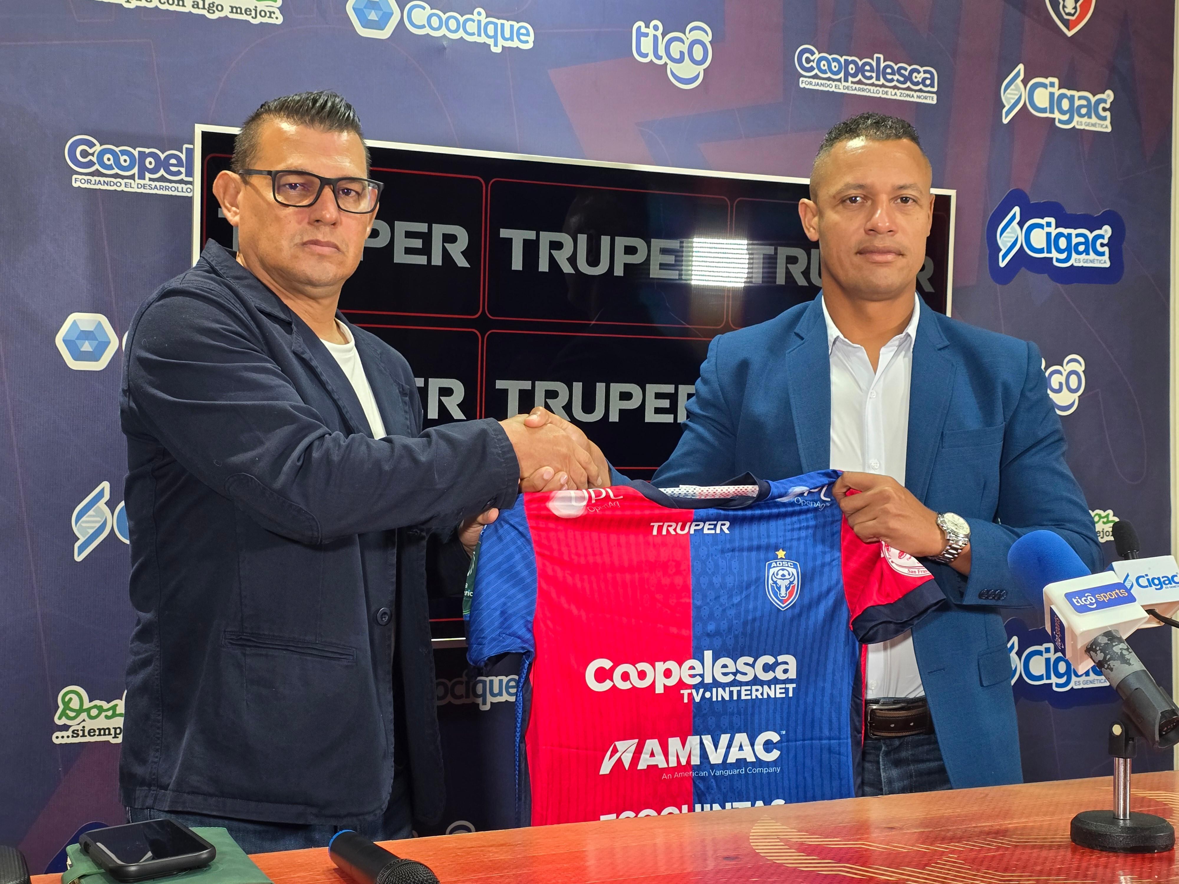 Geiner Segura (izq.) fue presentado este viernes como nuevo entrenador de la AD San Carlos, por parte del gerente deportivo Carlos Acosta.