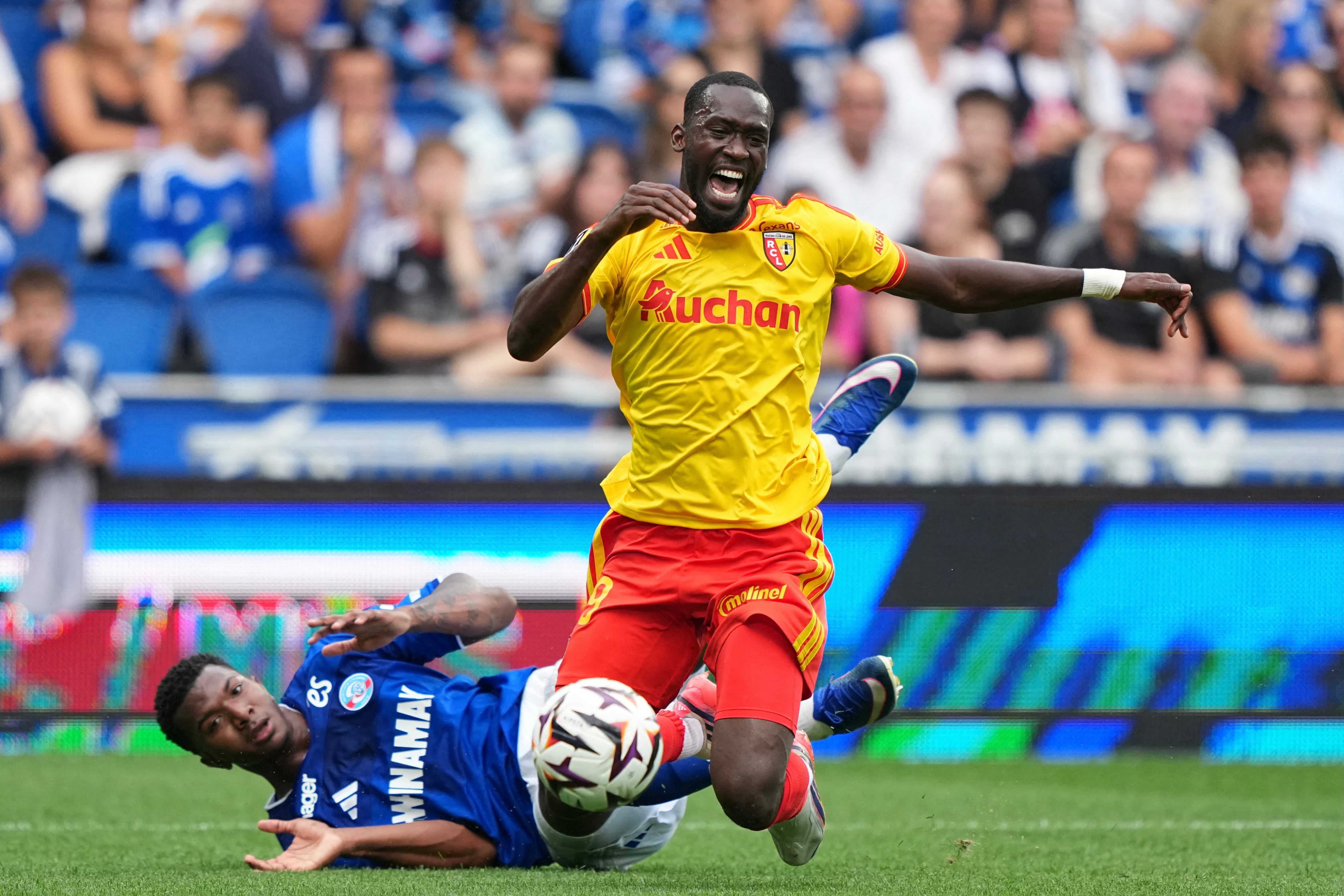 Esta es la barrida imprudente de Jeyland Mitchell ante el senegalés Abdallah Sima, que provocó el gol del Lens ante el Estrasburgo por la Ligue 1 de Francia, en el debut del defensa tico.