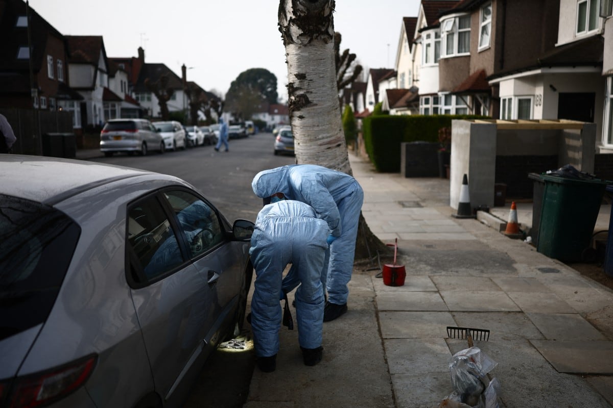 Policía inspecciona la zona del incidente en Golders Green, al norte de Londres.
