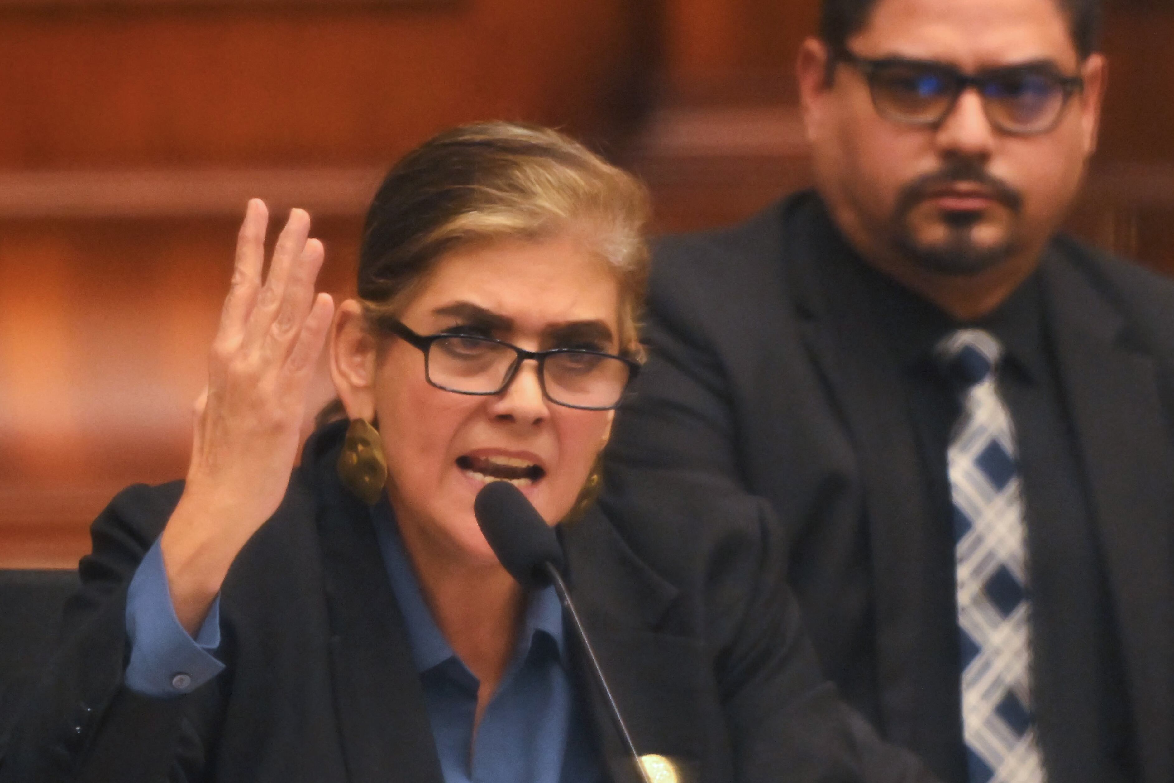 La ministra del Interior, Mónica Palencia, habla durante la sesión de juicio político en su contra en el plenario de la Asamblea Nacional en Quito.