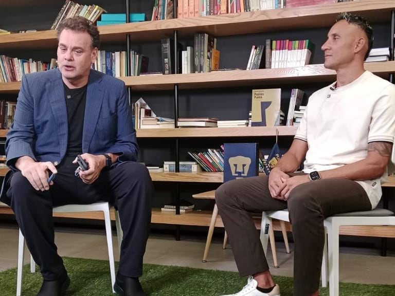 David Faitelson junto a Keylor Navas, arquero de Pumas de México.
