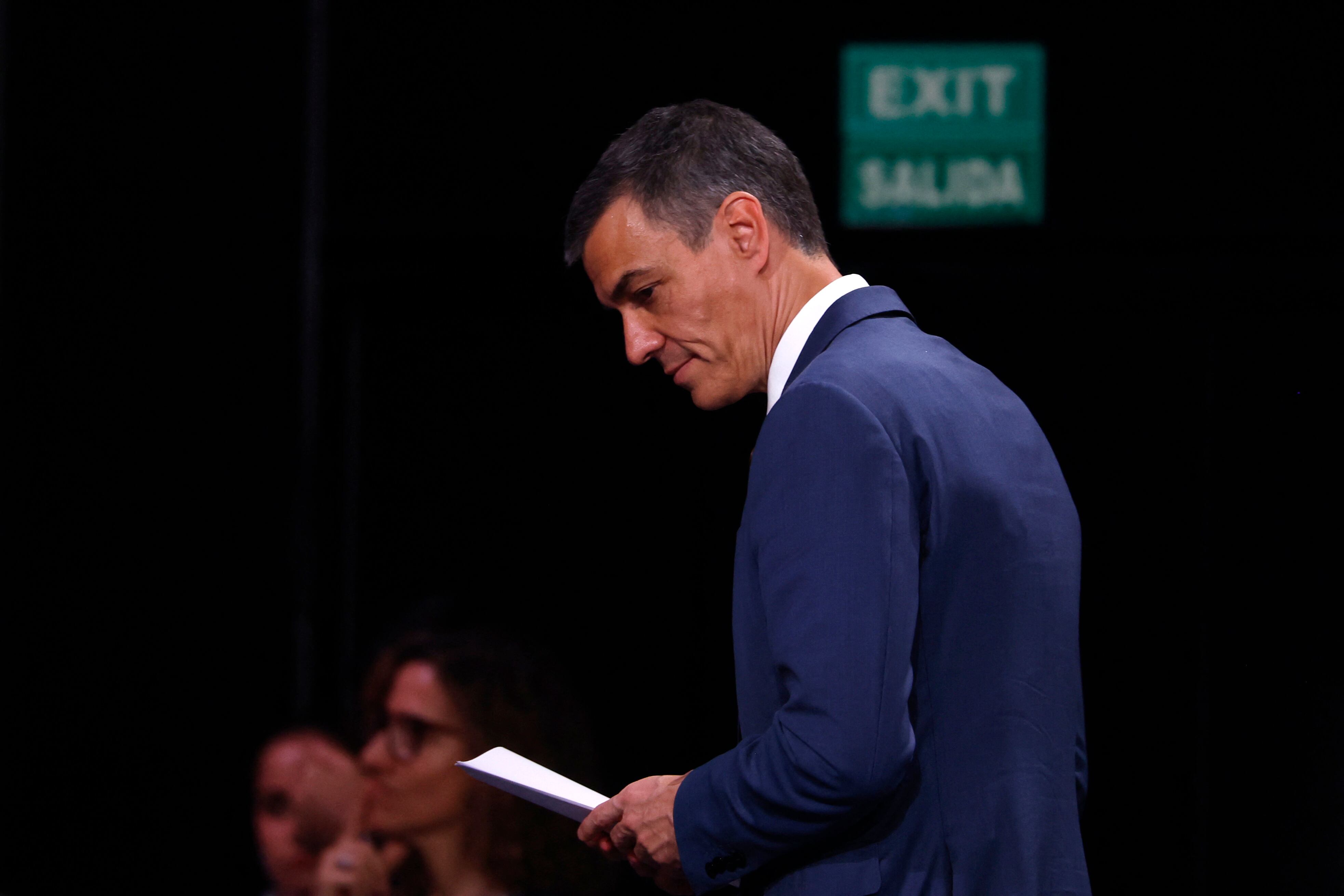 El presidente del Gobierno español, Pedro Sánchez, participa en la mesa redonda "Revitalizar la cooperación internacional para el desarrollo", celebrada en el marco de la Cuarta Conferencia Internacional de las Naciones Unidas sobre Financiación para el Desarrollo, en Sevilla, el 1.º de julio de 2025. La conferencia de la ONU en España busca dar un nuevo impulso a un sector afectado por severos recortes en la ayuda exterior, con repercusiones en la lucha de los países pobres contra el cambio climático. (Foto: Pierre-Philippe MARCOU / AFP)