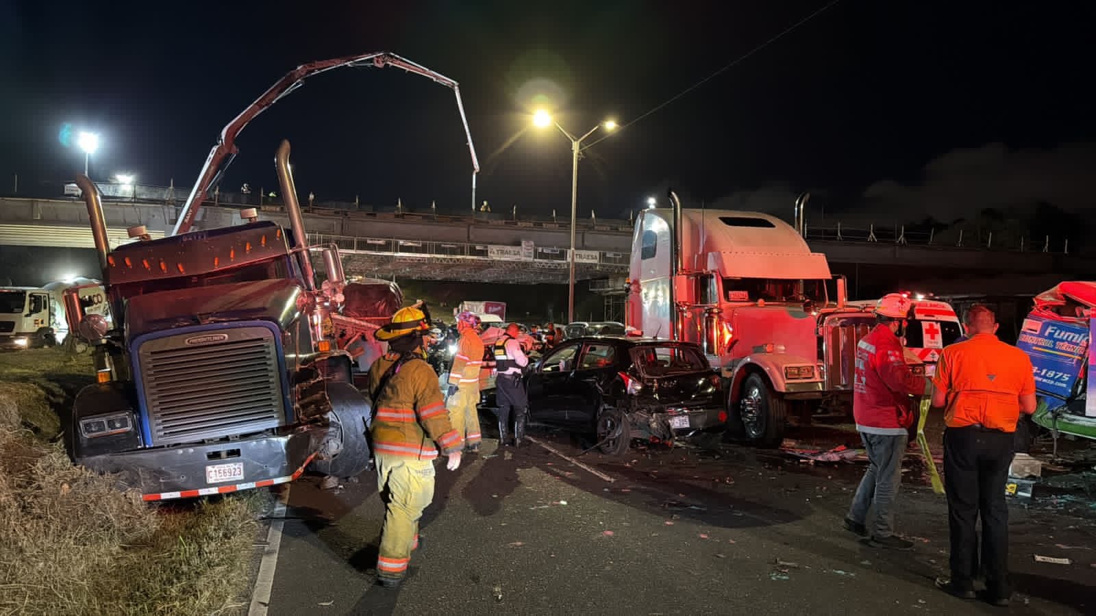 El violento choque ocurrió sobre la autopista General Cañas. Foto Bomberos.