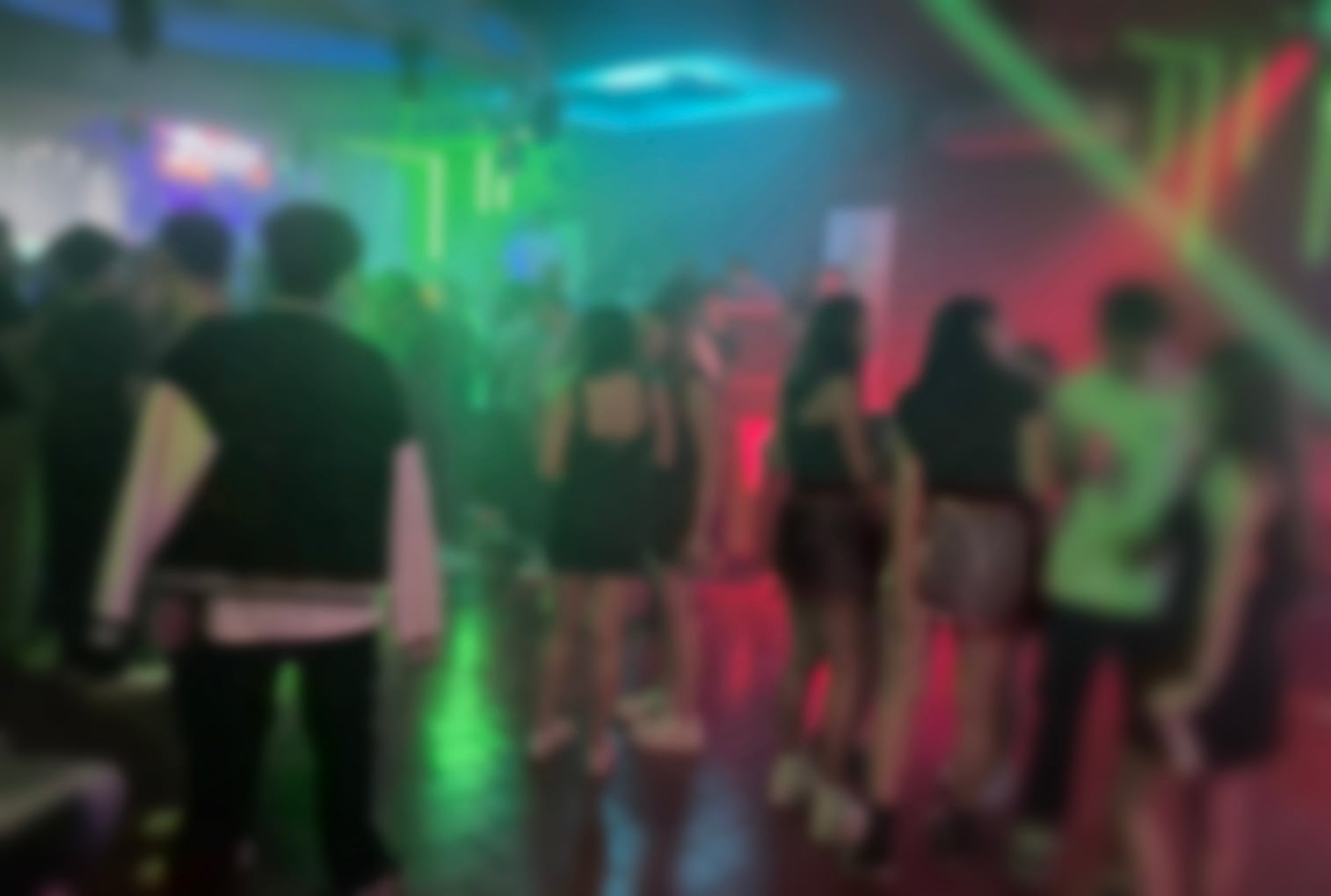 La presencia de menores de edad era notable en la fiesta clandestina realizada en un local en el centro de San José, con acceso a drogas y a alcohol. Foto: Cortesía