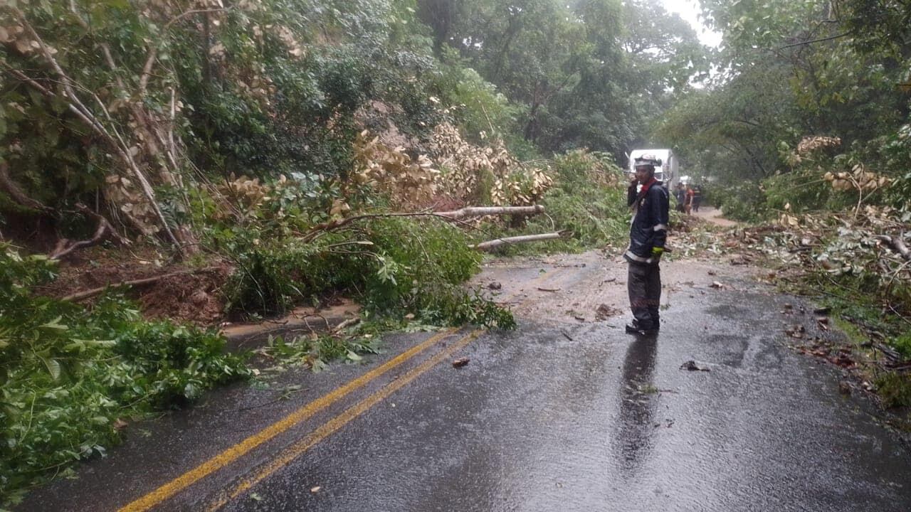 Inundaciones obligan al cierre de tres carreteras en Interamericana Norte, Quepos y Parrita. Foto MOPT