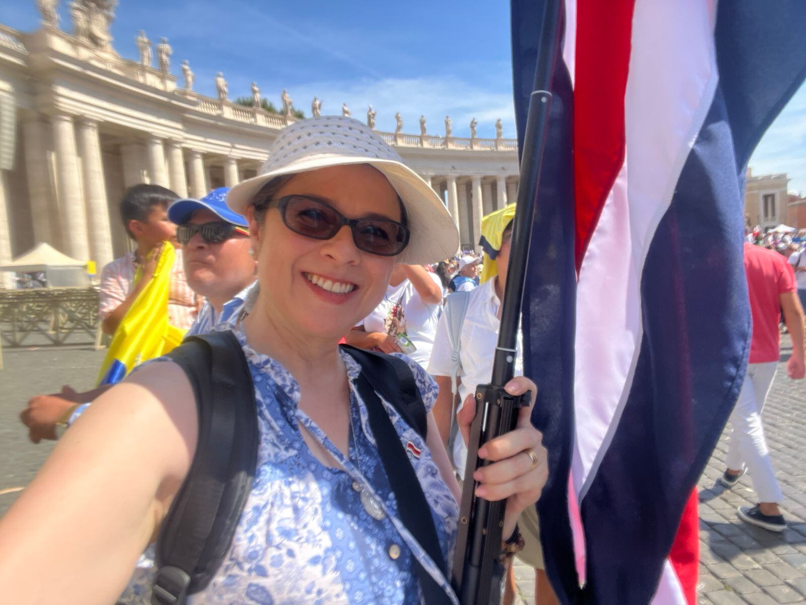 Una mujer con la bandera de Costa Rica en la plaza de San Pedro en el Vaticano.