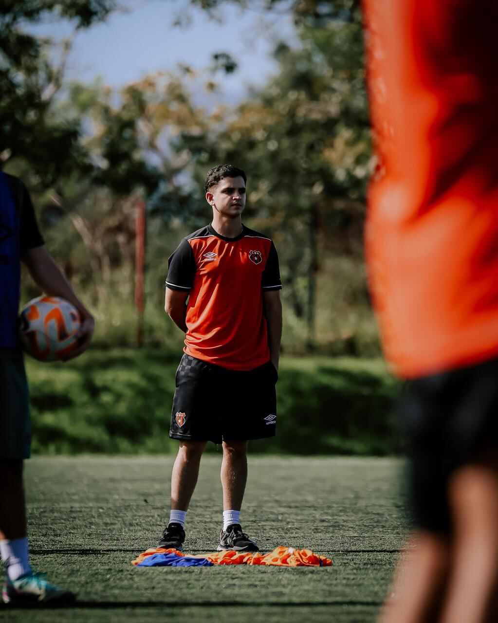 Andrés Ramírez disfruta al máximo esta oportunidad de aprender más de fútbol en Liga Deportiva Alajuelense al lado de su papá, Óscar Ramírez.