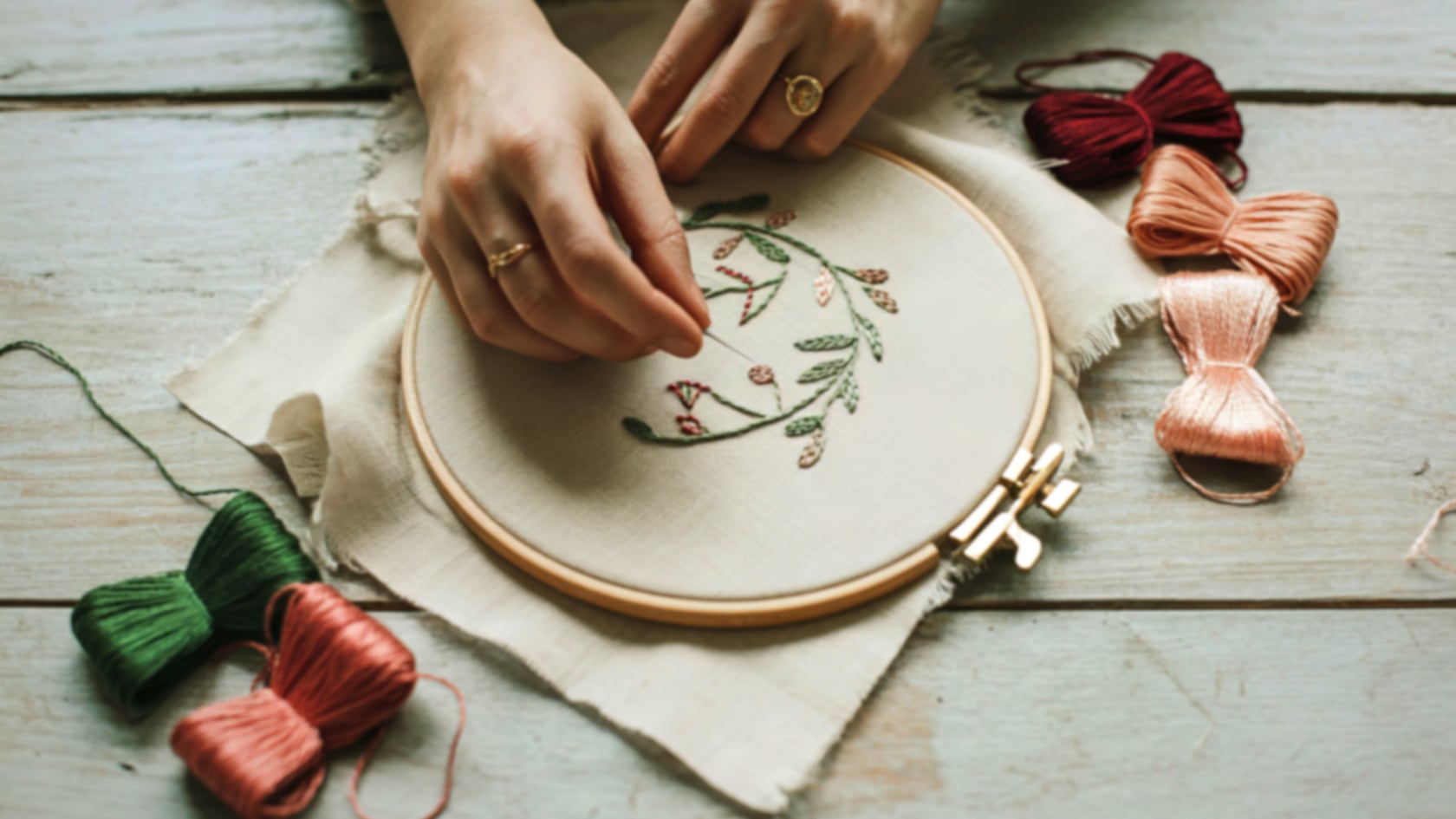 La costura y el bordado resurgen como herramientas para reducir el estrés, mejorar la concentración y cuidar la salud mental frente al ritmo acelerado actual.