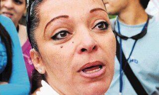 13/10/09. Hora 3.35pm. Lillian Umaa madre de una joven que no ha sido resuelto el caso. El Tribunal de Juicio de Pavas conden a 193 aos de prisin a Juan Carlos Mena Jimnez y 179 aos de crcel a Christian Mora Cantillano, al encontrarlos responsables del ataque que sufrieron tres empleadas del casino White House en Escaz.
Para los jueces, Mena y Mora fueron los autores de los delitos de homicidio calificado, violacin, tentativa de homicidio, privacin de libertad y robo agravado. Pese a lo alto de la pena, los condenados solo pasaran en prisin 50 aos, porque as lo establece la legislacin costarricense.
Los hechos fueron cometidos la madrugada del 28 de agosto del 2008, en perjuicio de Yerlin Marn Salazar, quien falleci, su hermana Arelis, y su compaera de trabajo Angie Peraza.
El Tribunal que dict la sentencia estuvo integrado por Kattia Jimnez Fernndez, quien presidi, Gabriela Rodrguez Morales y Ana Patricia Mora Arias.
El Ministerio Pblico haba solicitado 230 aos de prisin contra Mena y 236 aos contra Mora. La defensora de los acusados, Miriam Bedoya, argument que los delitos no fueron demostrados en el debate. Texto Otto Vargas. Fotos Carlos Len/LN.