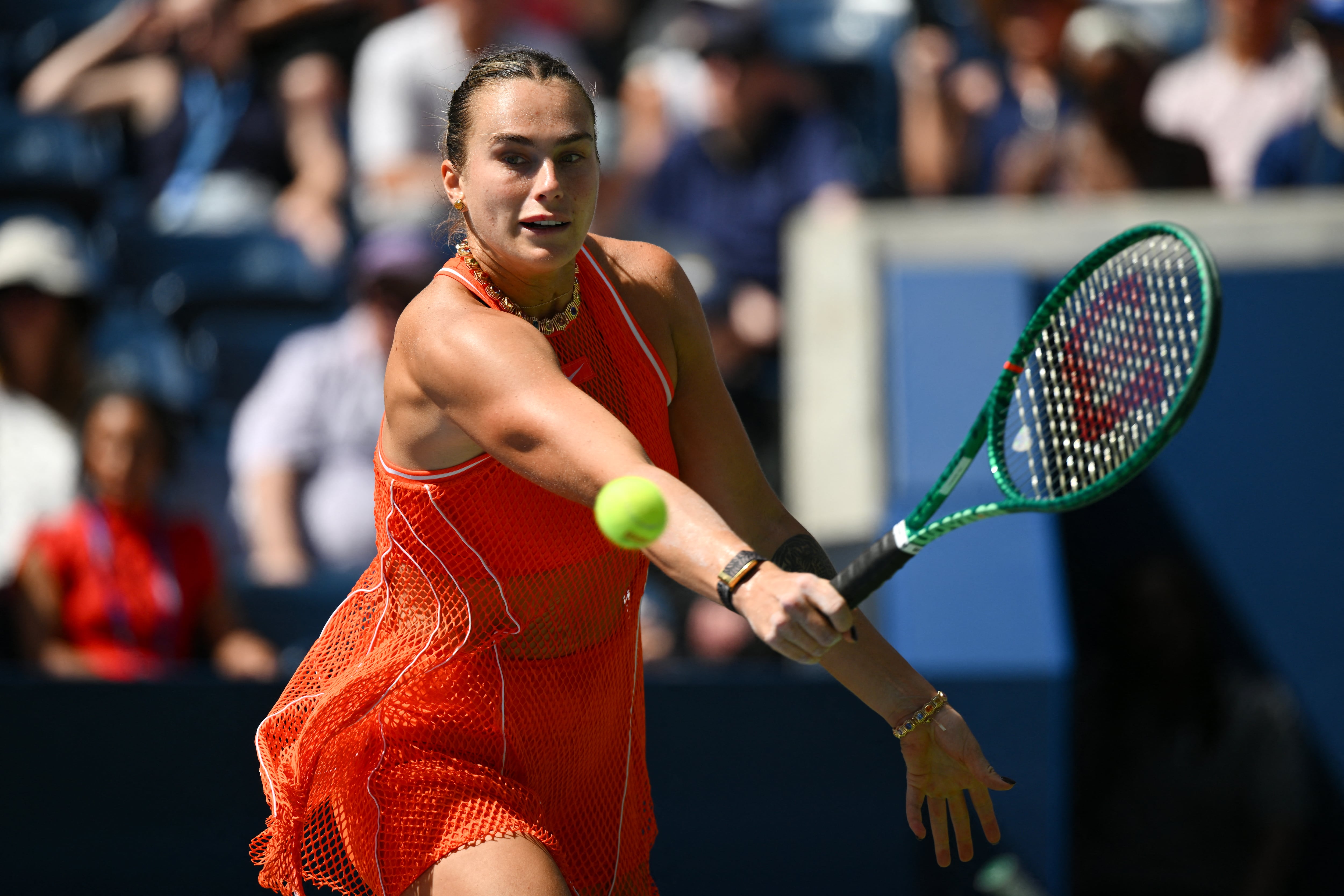La bielorrusa Aryna Sabalenka devuelve la pelota ante Kamilla Rakhimova, de Uzbekistán, este 4 de setiembre; la número 1 se quedó del olor a marihuana en el US Open.