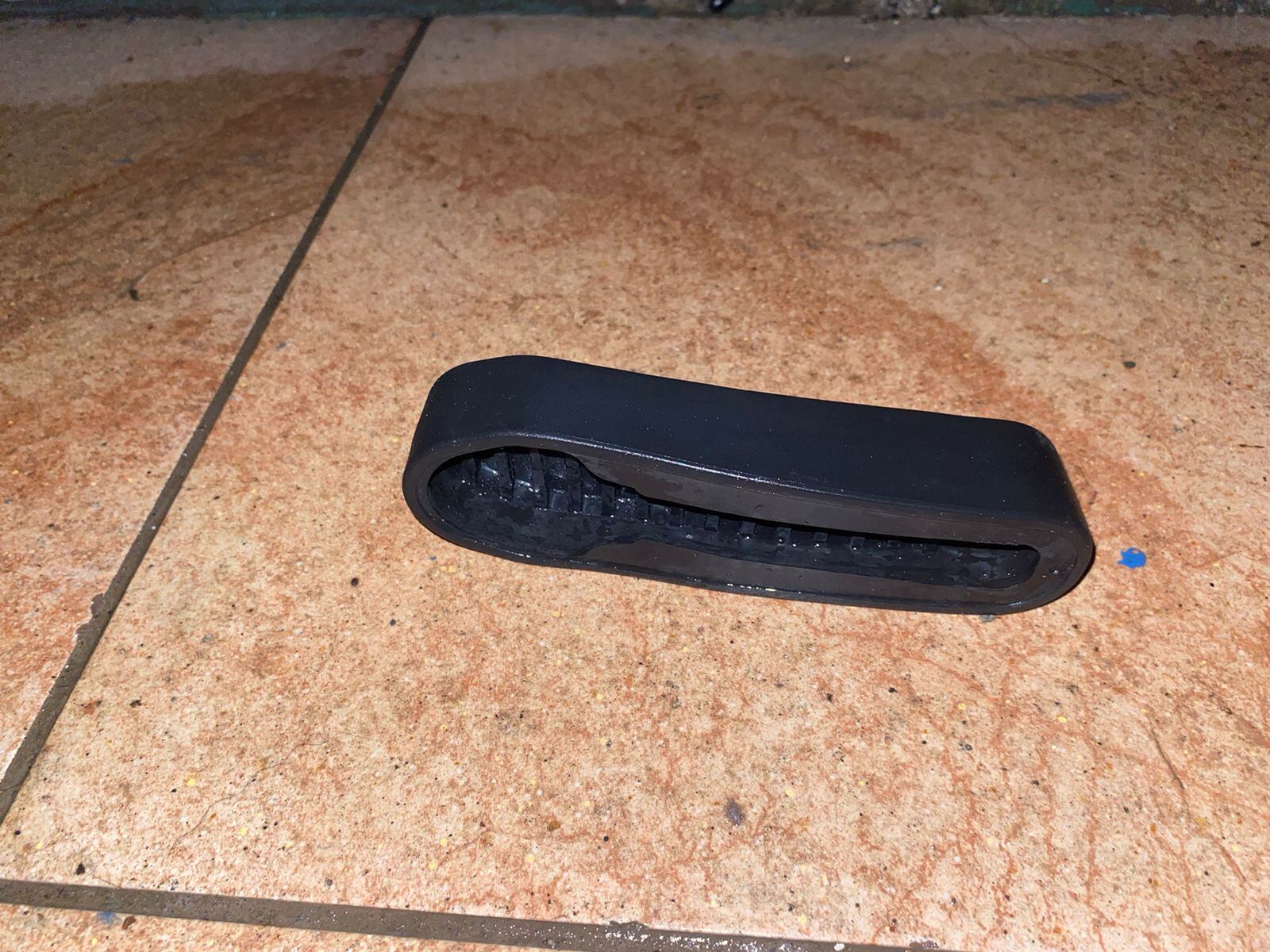 Esta es la presunta culata de un rifle AR-15 que quedó tirada en la escena del crimen.