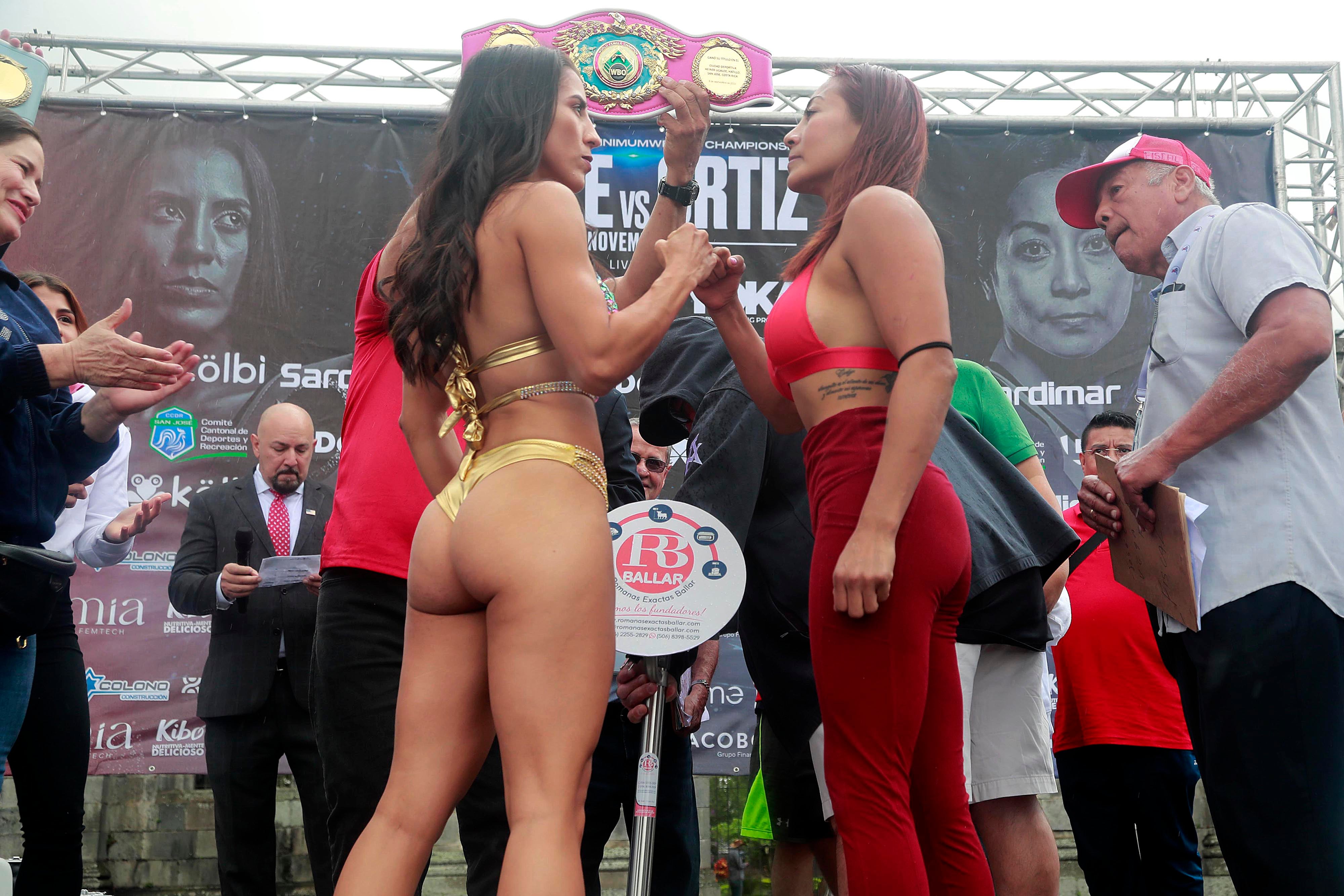 03/11/2023 Cartago. Pesaje, frente a las Ruinas de Cartago, de Yokasta Valle y su contrincante, Anabel La Avispa Ortiz, para la pelea de este sábado. Gran cantidad de público asistió para presenciar el evento.