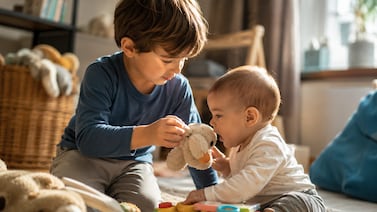 La psicología dice que las personas que ayudaron a cuidar a hermanos pequeños desde la infancia suelen desarrollar un perfil emocional muy particular