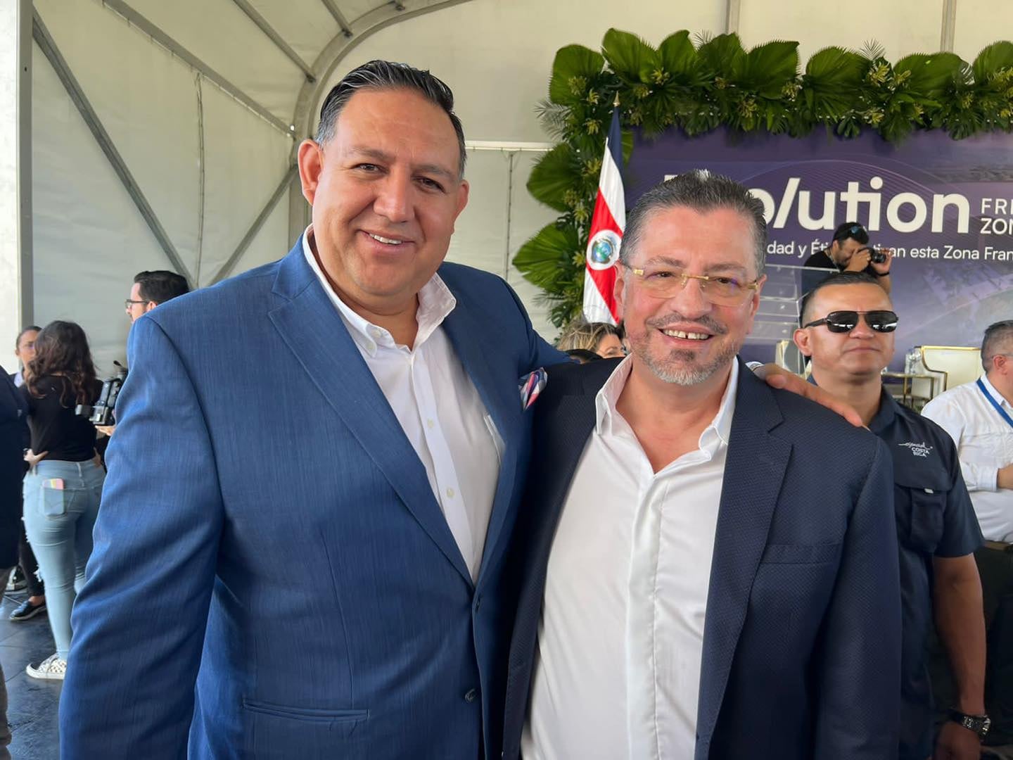 Fotos de Leslye Bojorges con Rodrigo Chaves