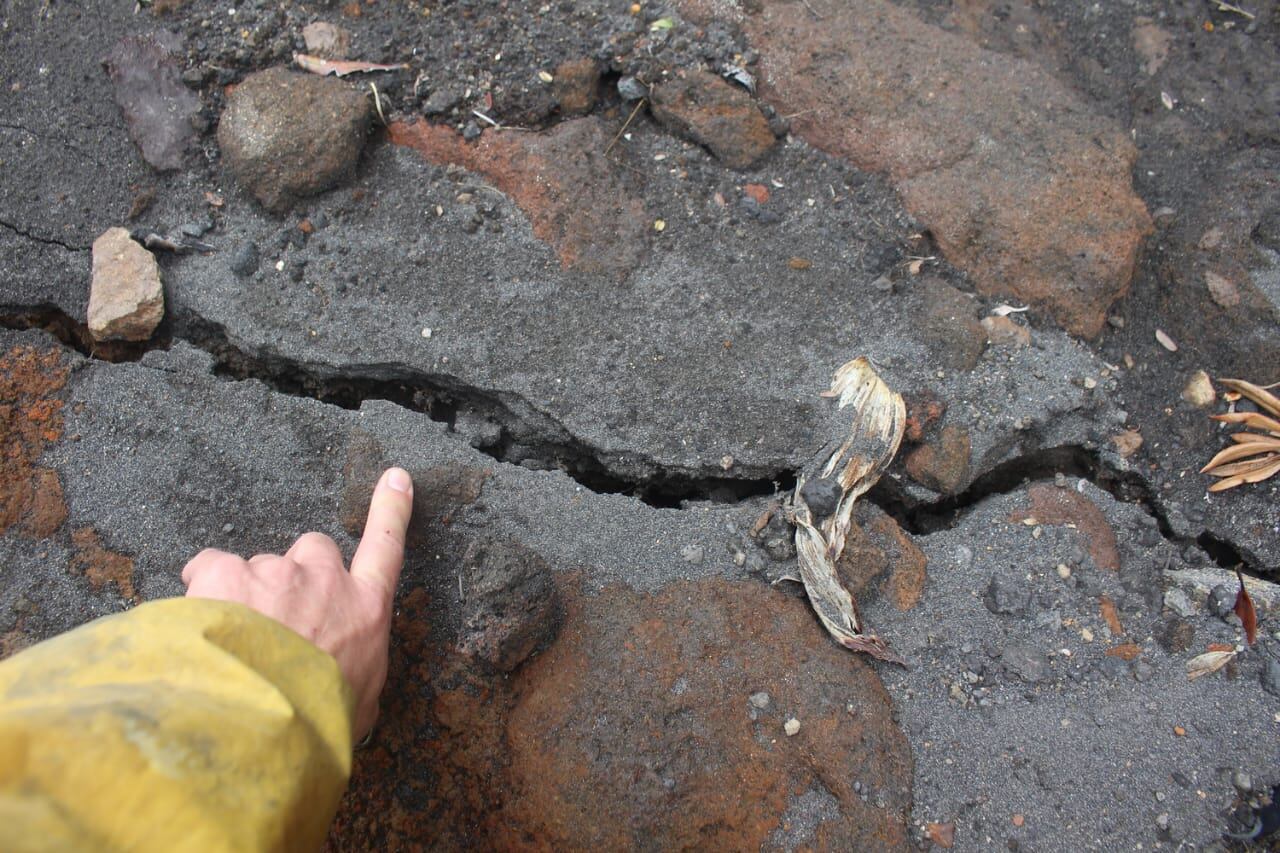 Al caer la masa gigantesca al vacío, empezaron a surgir grietas, pues el piso perdió soporte en la zona de las antenas. Foto: Cortesía Ovsicori.