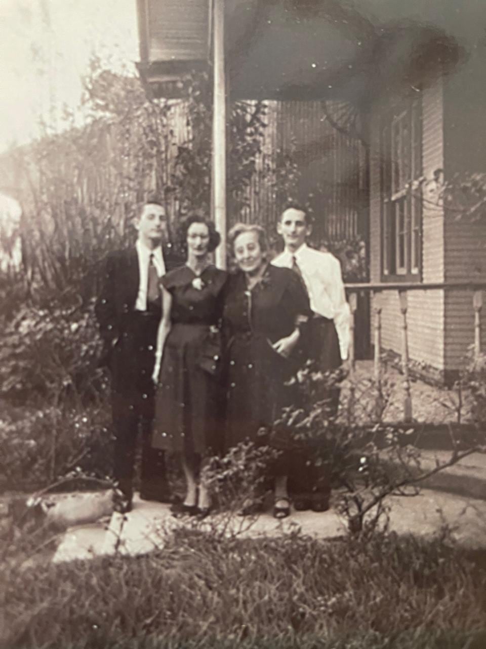 James Hirsch (con saco), Gertrud Keibel, Susana Keibel y Ronaldo Hirsch posan para una fotografía en Plaza Viquez, San José, en 1954.