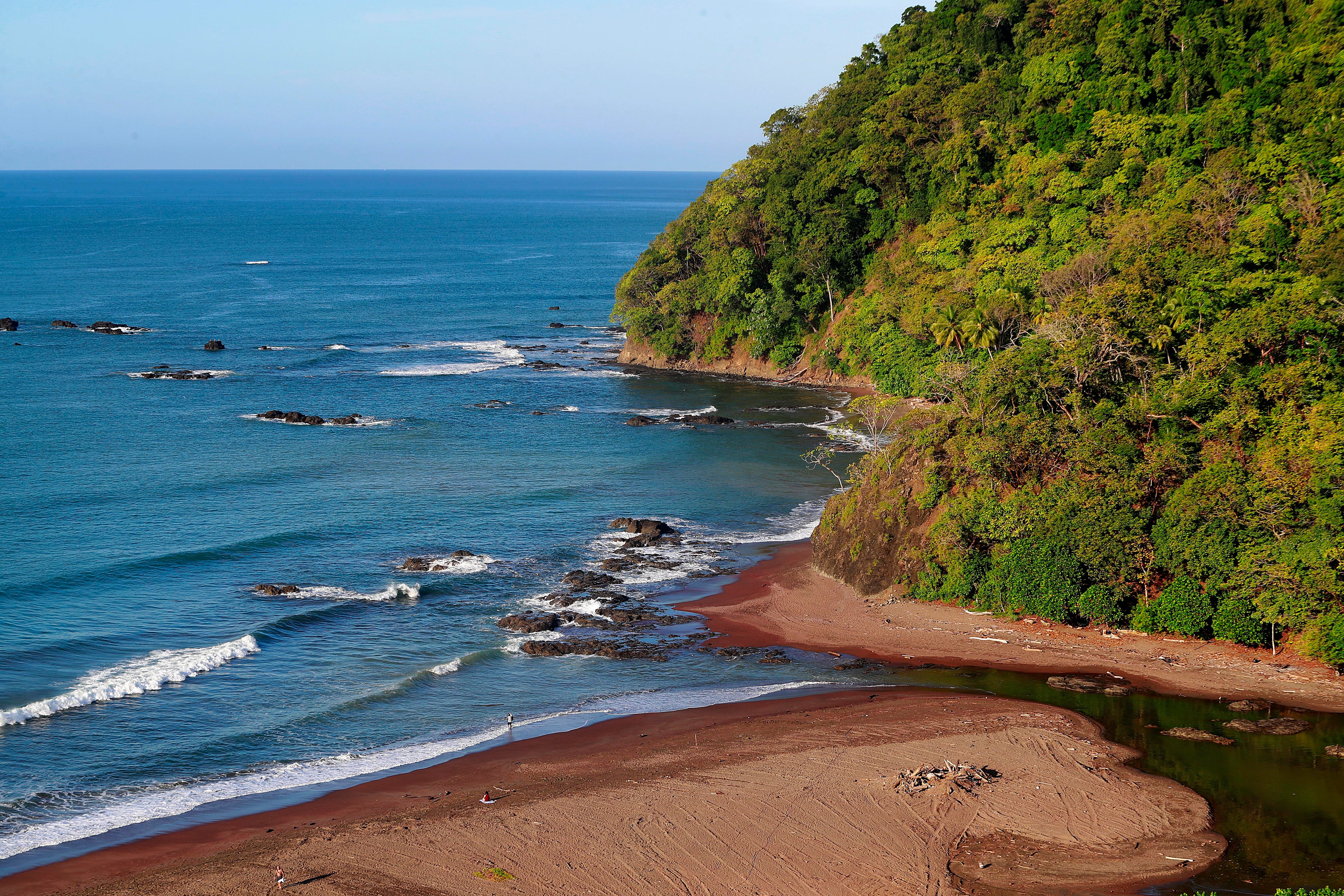 03/12/2023 Jacó. El sol matutino iluminó la playa, arena, mar y olas, este domingo en Jacó, una escena que será recurrente durante los próximos días con la llegada de la época seca. Foto: Rafael Pacheco Granados