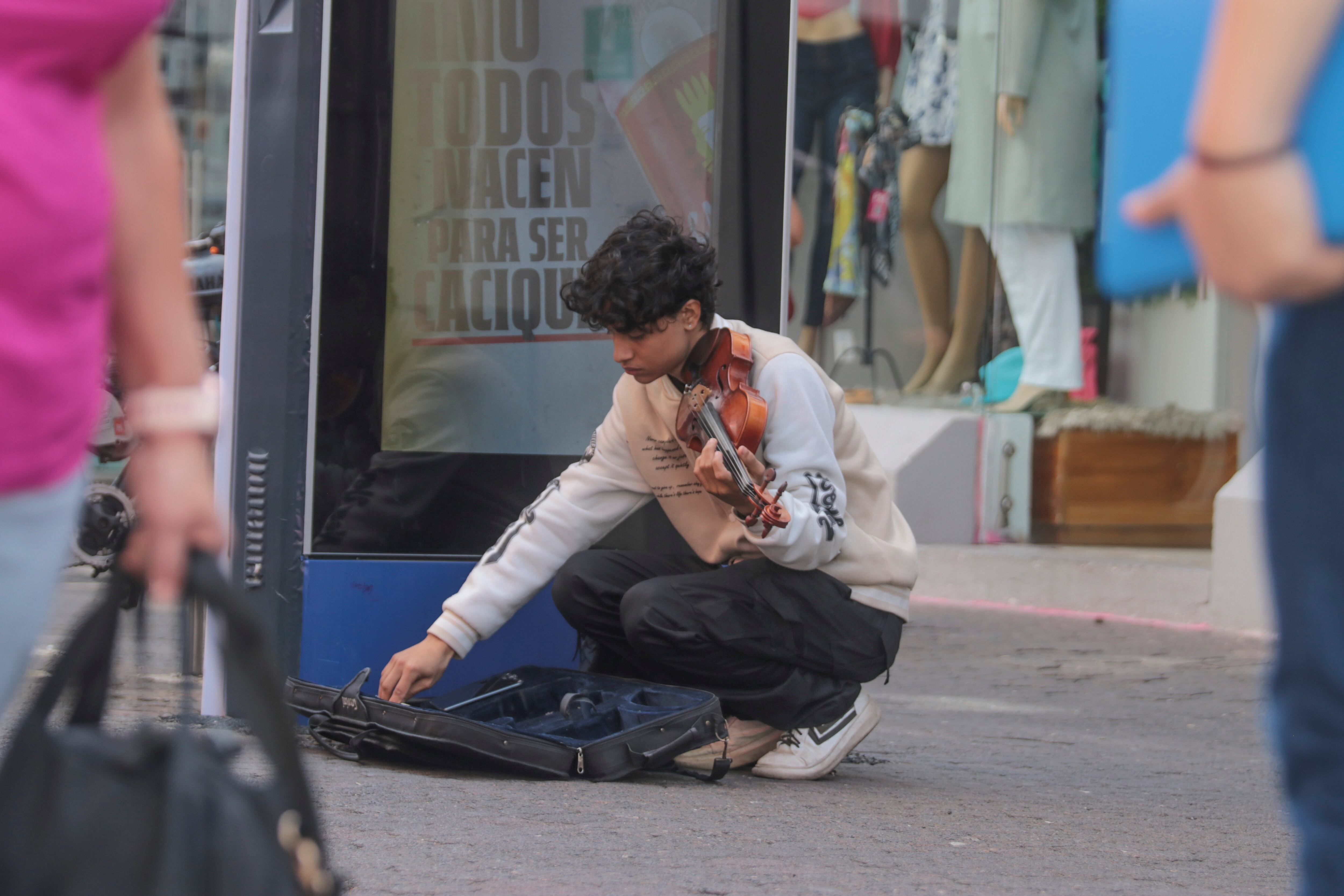 03-02-2025, San José – Retratos del joven violinista Kendall Álvarez Gómez, quien suele presentarse en la Avenida Central, cerca del Centro de Investigación y Conservación del Patrimonio Cultural.
Fotografía: Jonathan Jiménez Flores para Grupo Nación