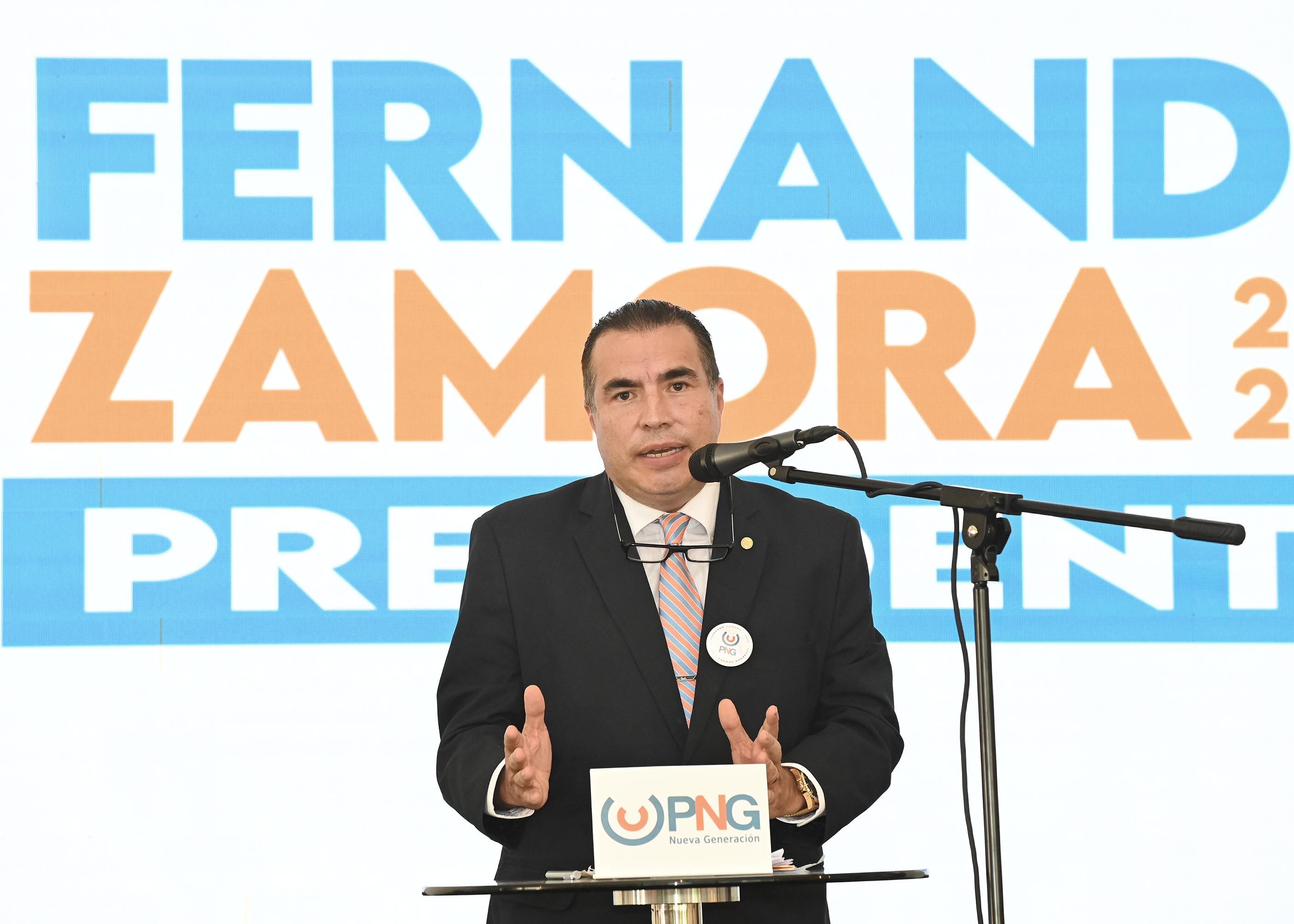 20 de julio del 2025. Campo Lago en San Rafael de Alajuela. 14;30 hrs. Delegados del partido Nueva Generación presentaron a Fernando Zamora como candidato presidencial para las próximas elecciones nacionales en febrero del 2026. Junto a el la primera vicepresidenta Lisbeth Quesada Tristán y la segunda vicepresidenta y Yeudi Sulem Araya. En la foto: el candidadto presidencial participó de la reunión de delegados y habló con la prensa. El candidato ingresa con su esposa al salón. Foto: Albert Marín