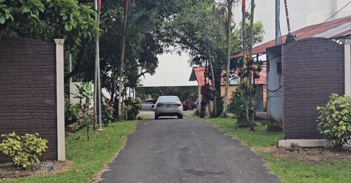 El pastor evangélico de apellido Barboza, de 40 años, quien está vinculado a un grupo narco, trabajaba en la Iglesia Manantial de Vida en Aguas Zarcas de San Carlos. En la imagen, se puede apreciar al fondo el galerón de la iglesia. (Foto: cortesía a La Nación)
