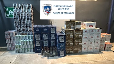 Hombre intentó darse a la fuga en Sardinal y fue arrestado con más de 2.500 unidades de licor
