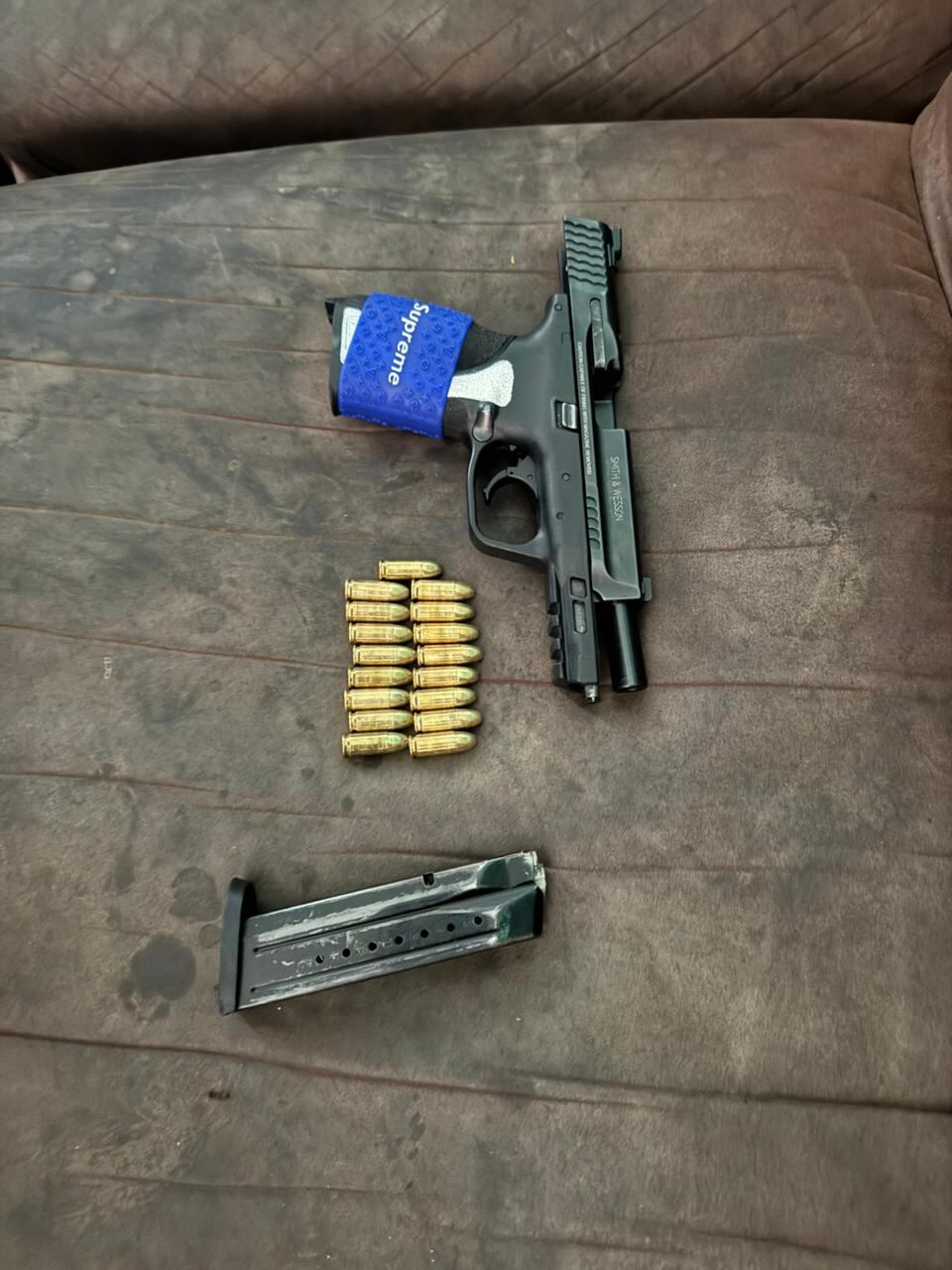 Arma de fuego y municiones decomisadas en operativo del 13 de agosto en Limón realizado por el Organismo de Investigación Judicial.