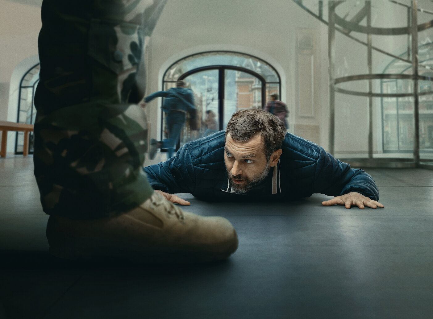 Imagen de la película iRehén en Netflix, basada en el secuestro de clientes y empleados en un Apple Store de Ámsterdam en 2022, dirigida por Bobby Boermans.