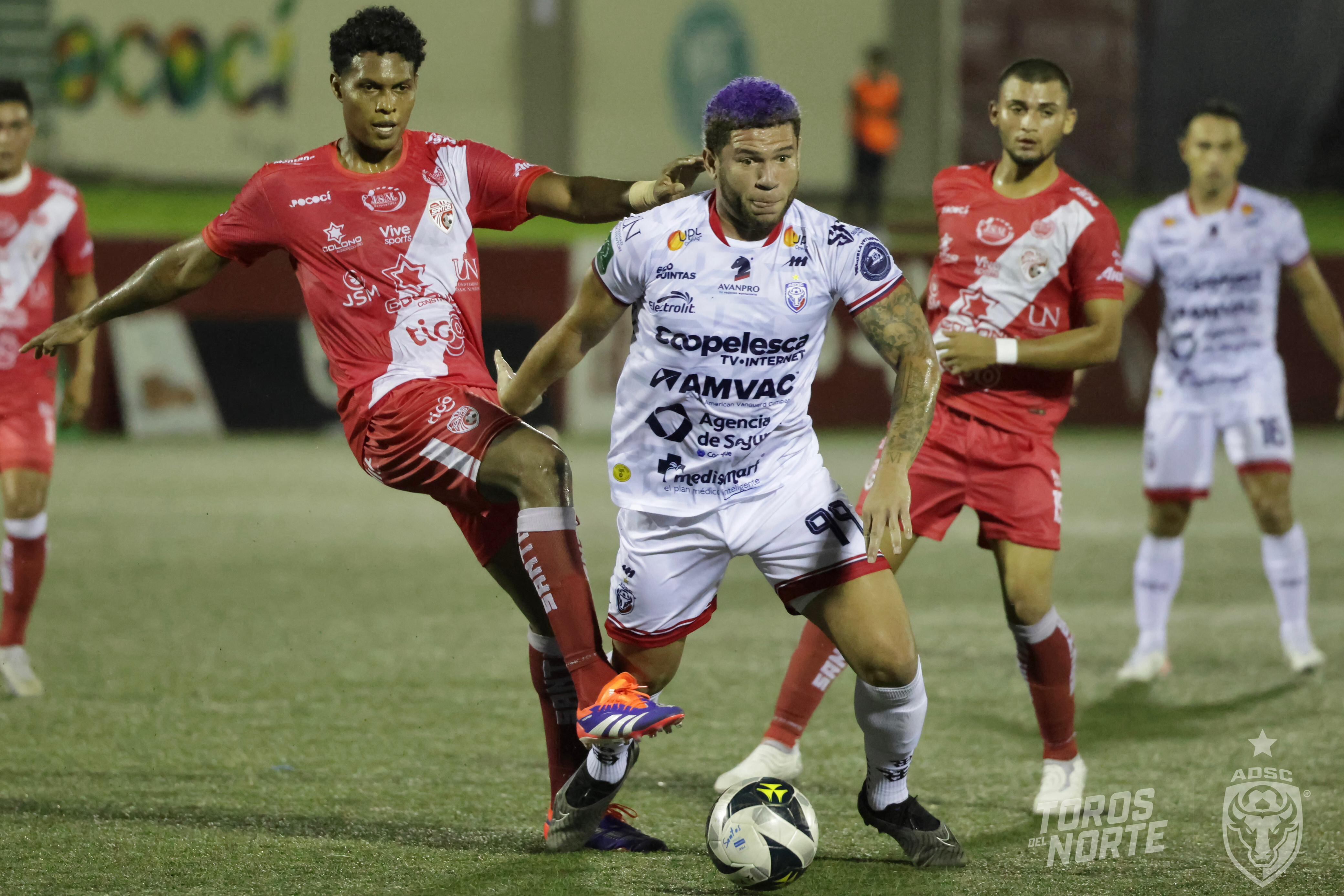 Brian Martínez convirtió el primer gol en el partido entre Santos y San Carlos en el Estadio Ebal Rodríguez.