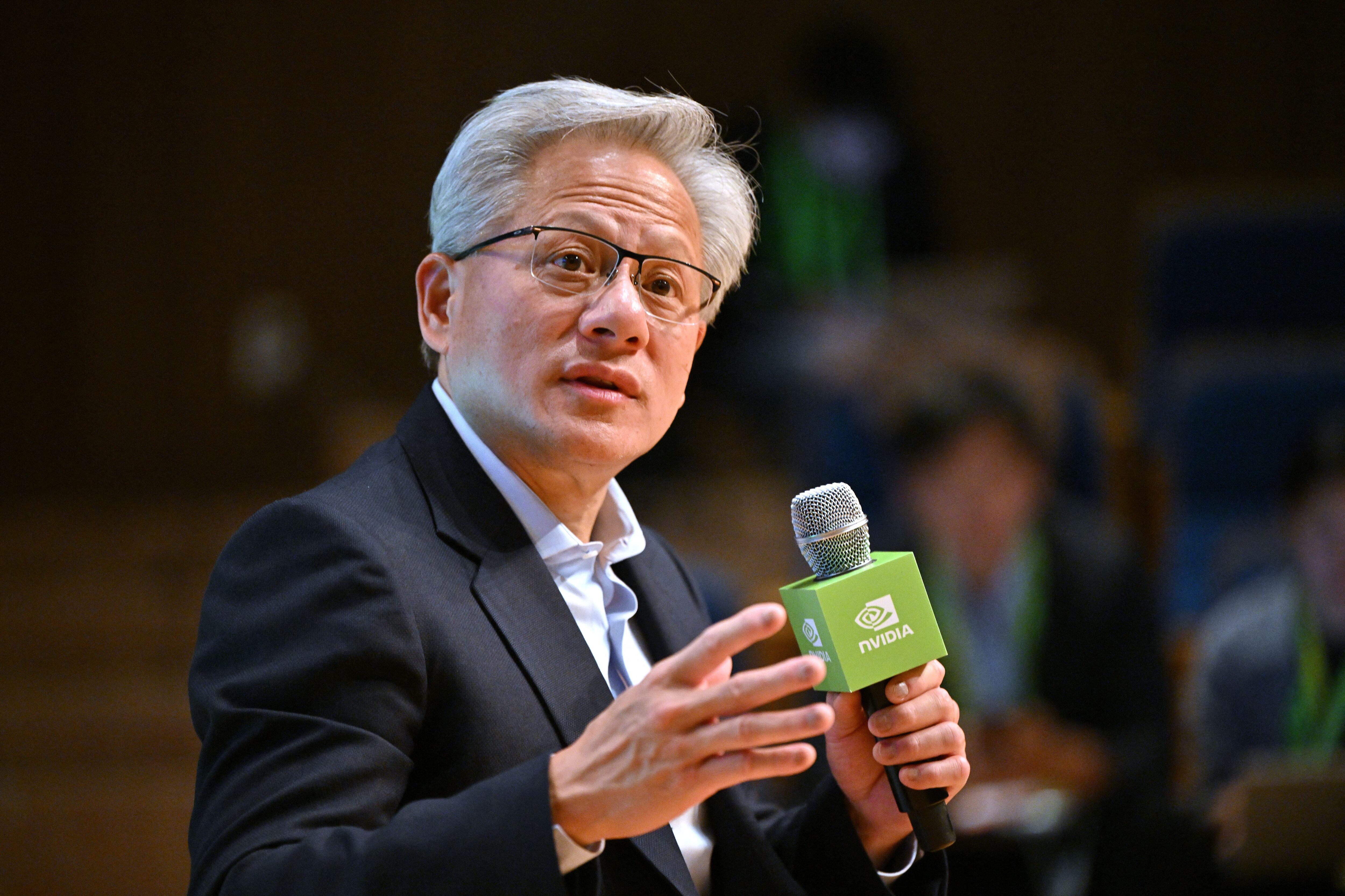 El fundador y director ejecutivo de Nvidia, Jensen Huang, habla durante una conferencia de prensa en la Cumbre de CEO del Foro de Cooperación Económica Asia-Pacífico (APEC) en Gyeongju, el 31 de octubre de 2025. (Foto: Jung Yeon-je / AFP)