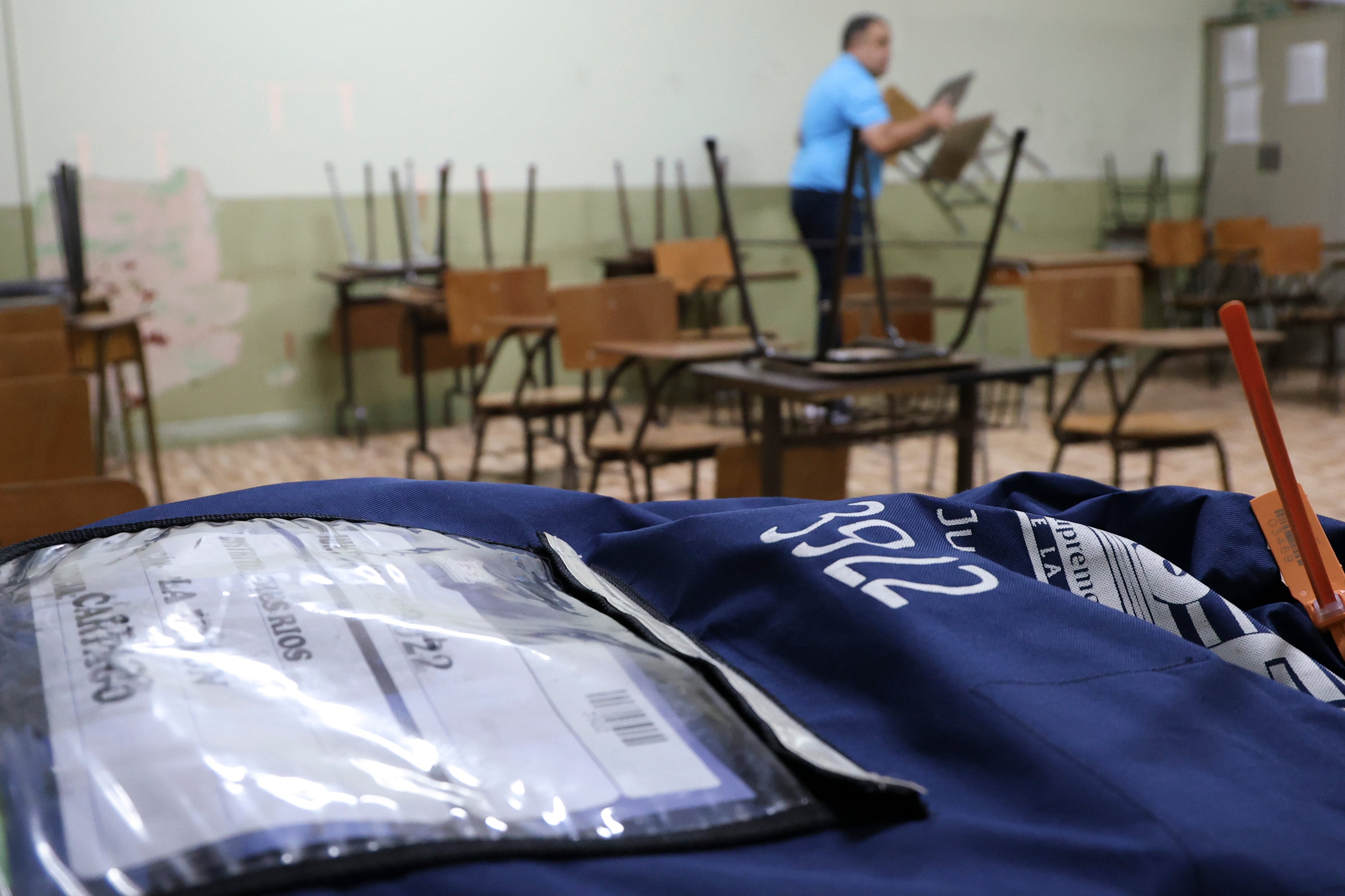 Escuela Central de Tres Ríos: preparación del centro educativo para recibir las elecciones presidenciales. Gustavo Ortiz abrio la urna 3922.