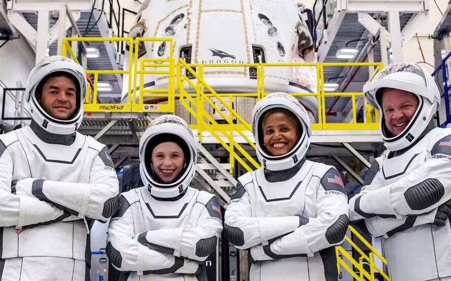 Miembros de la tripulación de la misión espacial Inspiration4 realizada en 2021. De izquierda a derecha: Jared Isaacman, Hayley Arceneaux, Sian Proctor y Chris Sembroski.
