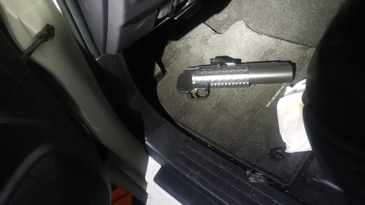 A los sospechosos se les decomisó un lanzagranadas cargado. Foto MSP.