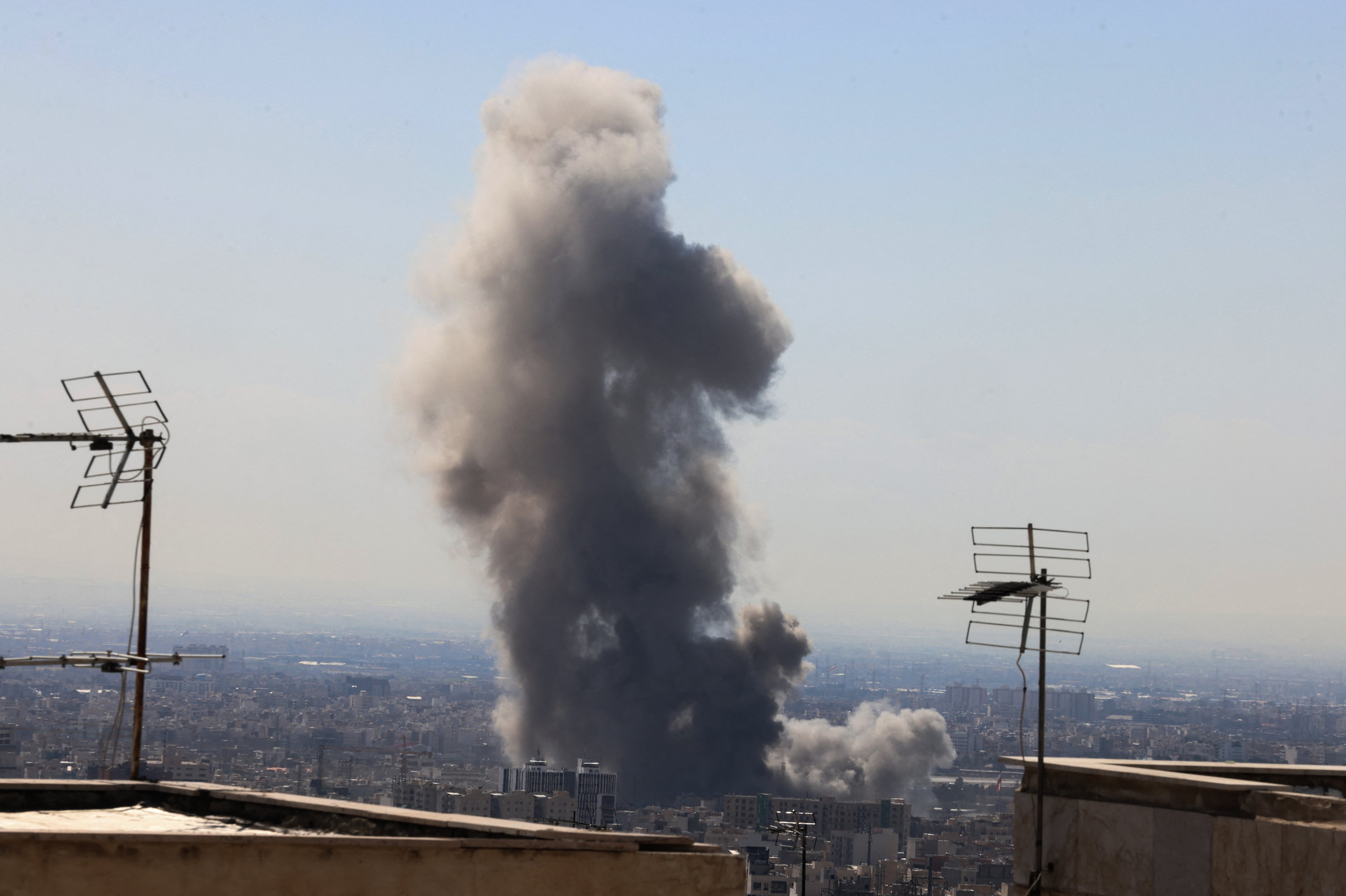 Una columna de humo se eleva tras las explosiones reportadas en Teherán el 1 de marzo de 2026.