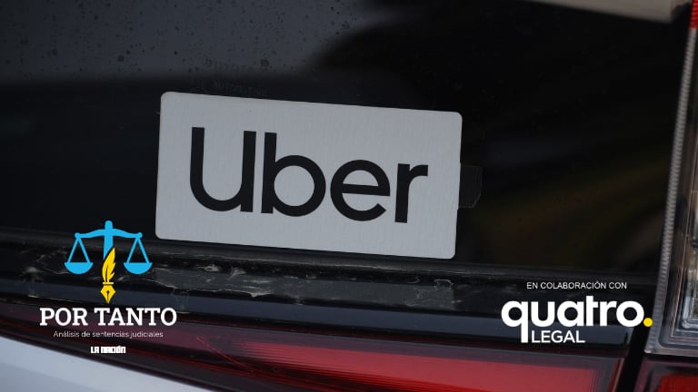 en la imagen un carro con una placa de Uber