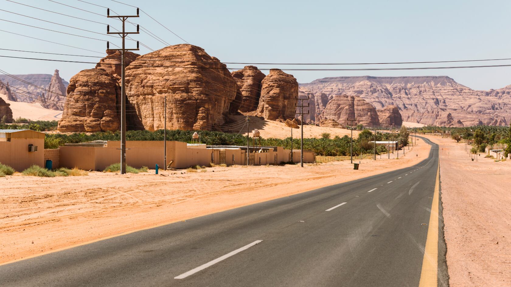 Un trayecto sin curvas, paisaje repetitivo y calor extremo vuelve esta carretera en el desierto un desafío psicológico.