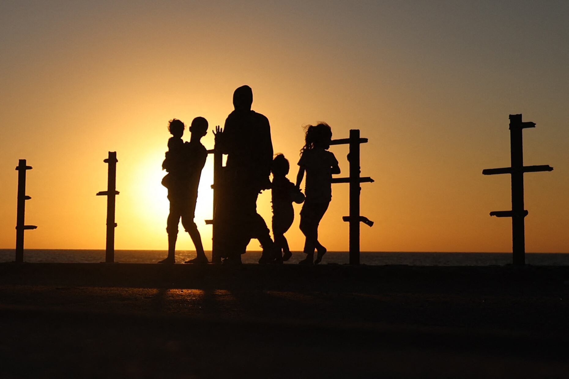Palestinos desplazados se desplazan con sus pertenencias hacia el sur por una carretera en la zona del campo de refugiados de Nuseirat, en el centro de la Franja de Gaza, este 20 de septiembre, mientras Israel intensifica su ofensiva terrestre para capturar la ciudad de Gaza. Fotografía:
