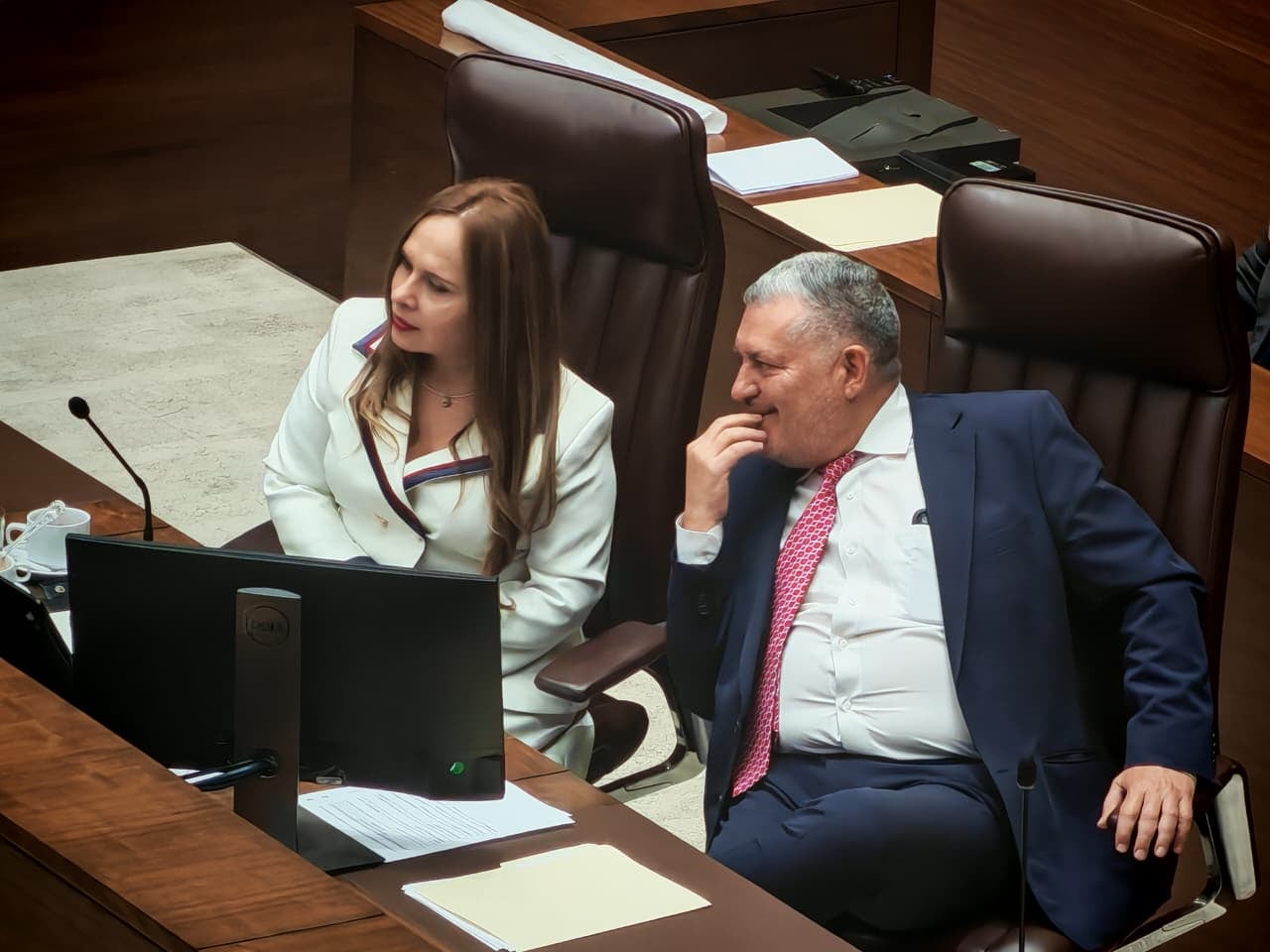 La presidenta del Congreso, Yara Jiménez, conversa con el diputado oficialista José Miguel Villalobos.