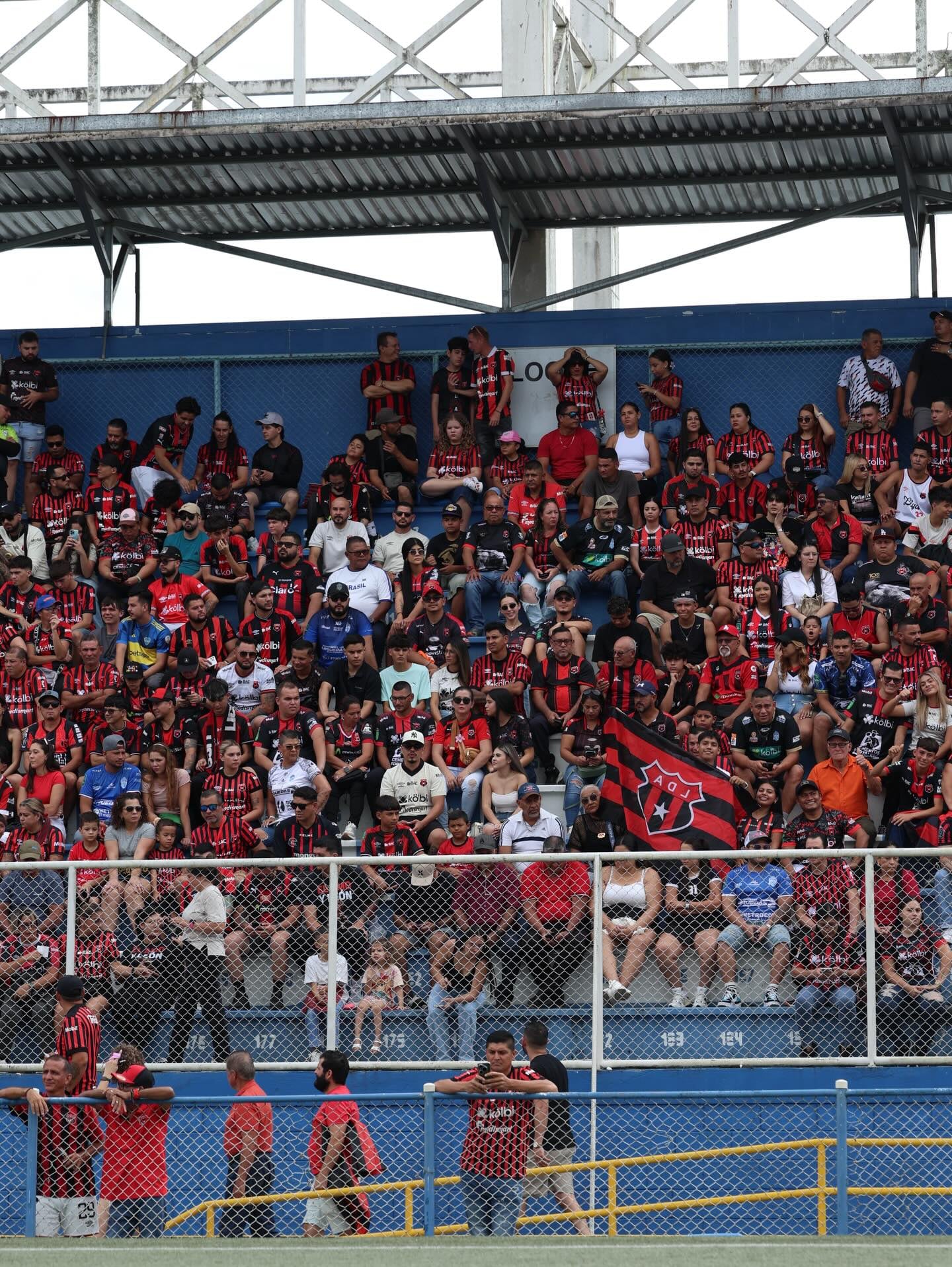 El partido entre Pérez Zeledón y Liga Deportiva Alajuelense convoca a muchos aficionados en el Estadio Municipal de Pérez Zeledón.