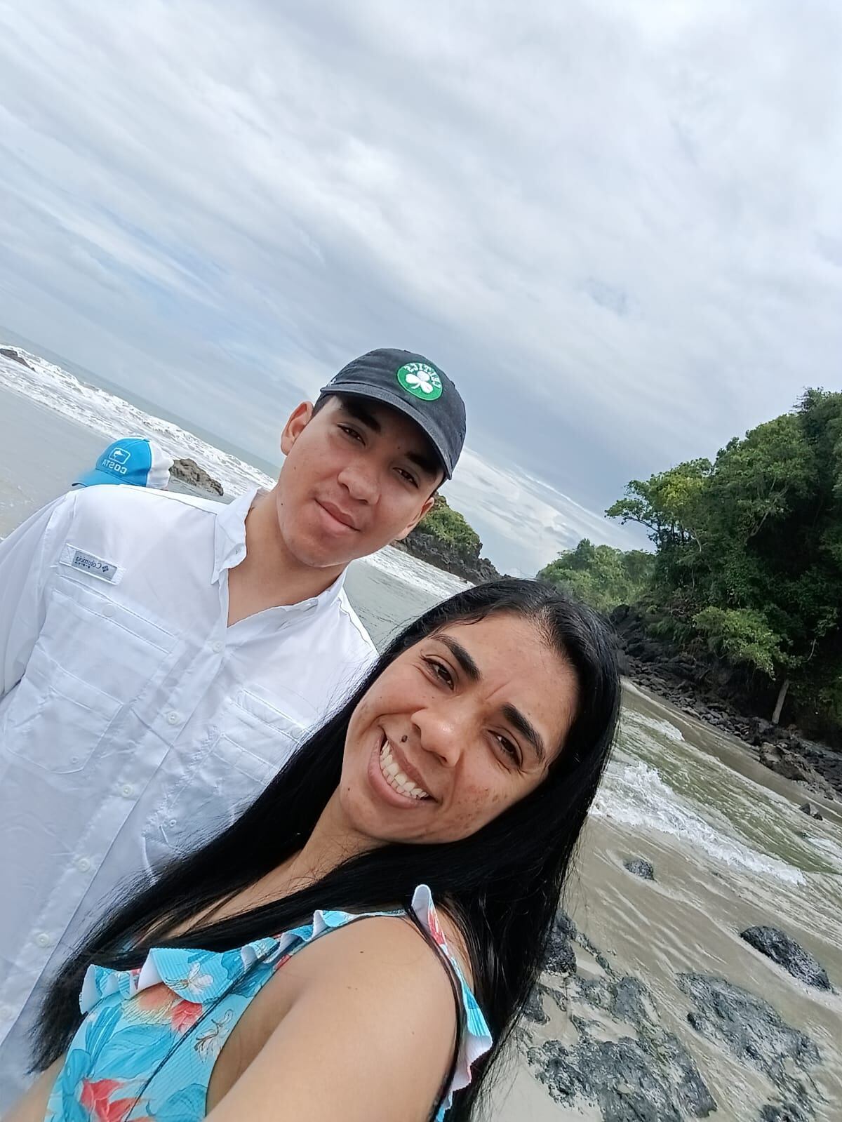 Marvin Herrera Baltodano junto a su mamá Jazmín, quien dice sentirse muy orgullosa del éxito de su hijo.