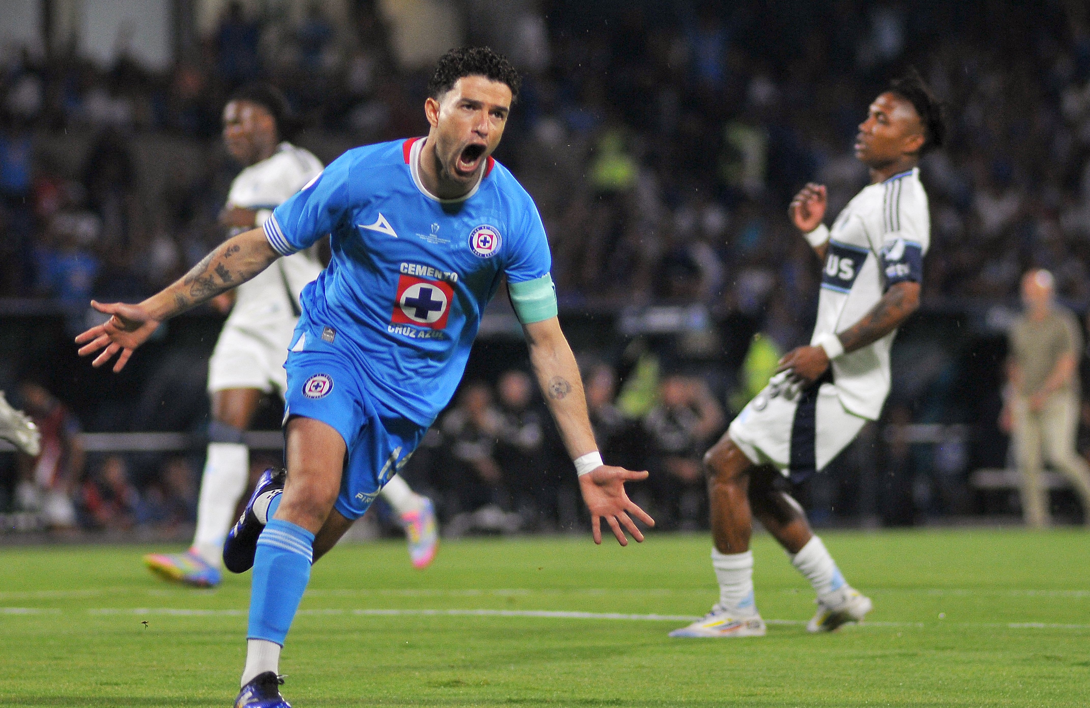 El centrocampista del Cruz Azul Ignacio Rivero celebra tras anotarle al Vancouver Whitecaps en la final de la Liga de Campeones de Concacaf.