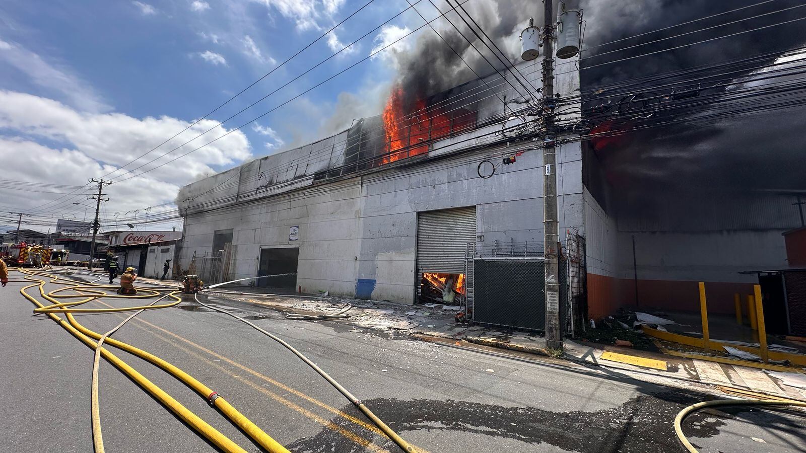 Incendio en bodega en Cinco Esquinas de Tibás