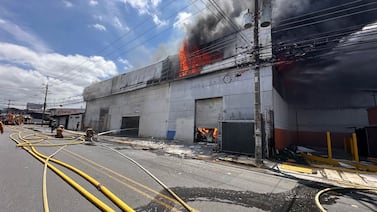 Vecinos temen que el fuego se lleve sus casitas en Cinco Esquinas de Tibás