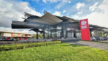 Banco causó ‘grave lesión’ a intimidad de cliente por ceder datos de sus tarjetas a terceros