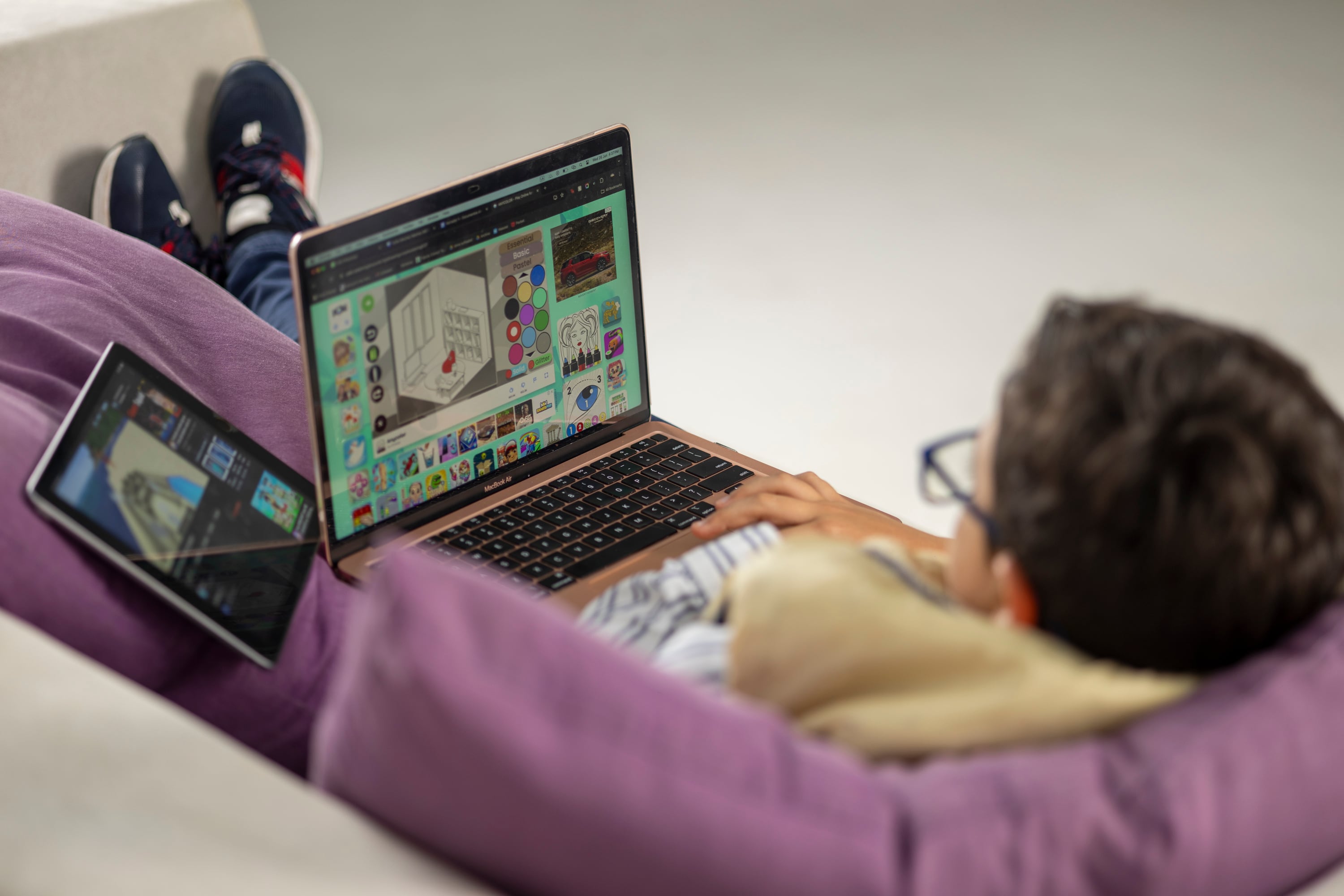 MATERIAL EXCLUSIVO DE REVISTA DOMINICAL HASTA SU PUBLICACION.
26/06/2024, San José, Tibás, Estudio Fotográfico de Grupo Nación, fotografías de ninos dependientes de pantallas de celulares, ipads y computadoras.