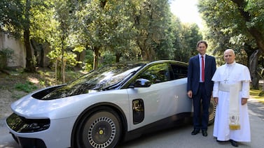 Ferrari presenta su primer vehículo eléctrico y el papa León XIV fue uno de los primeros en conocerlo