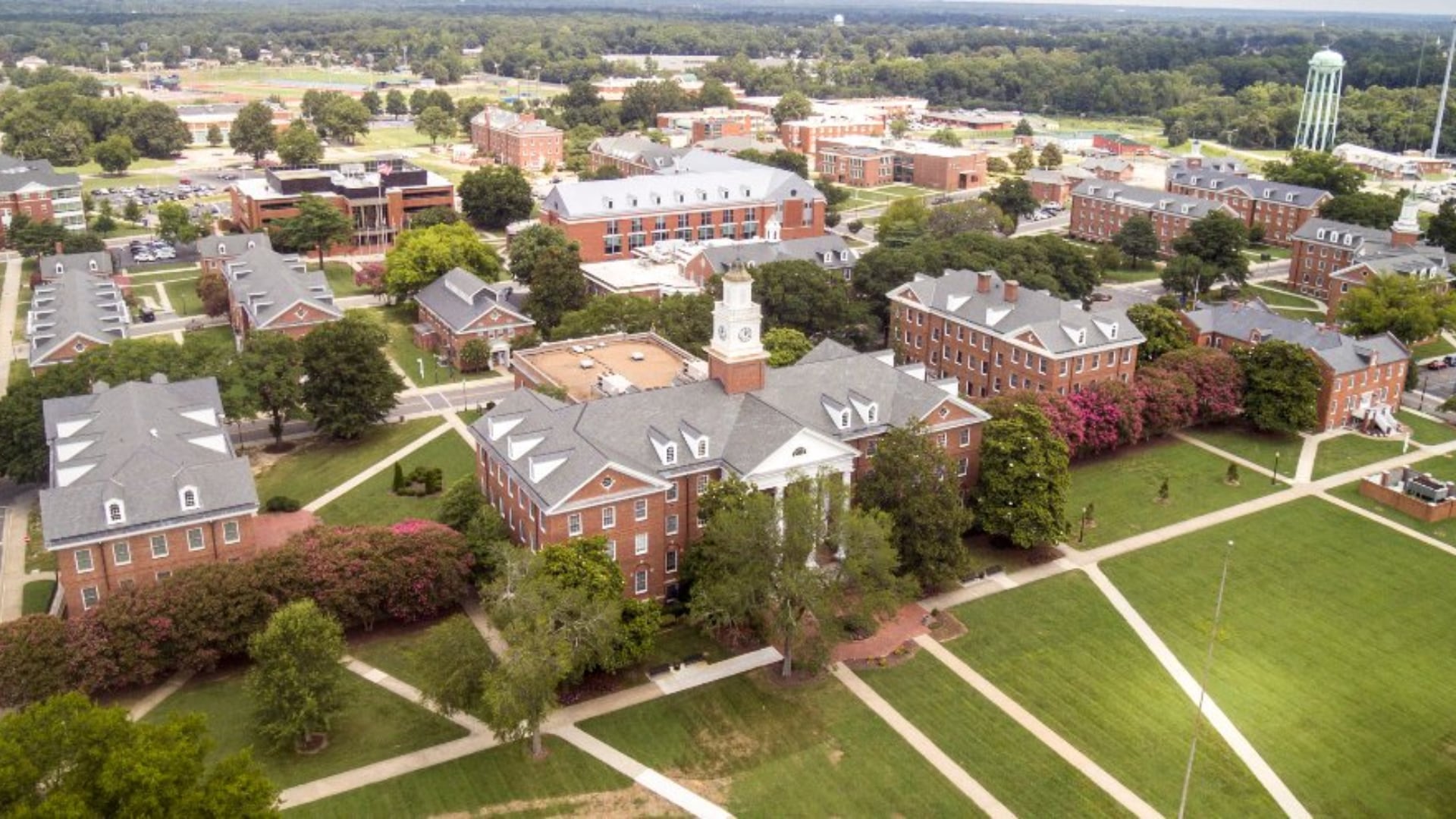 Cinco personas resultaron heridas en un tiroteo en Virginia State University. Una permanece en estado crítico y no hay detenidos.
