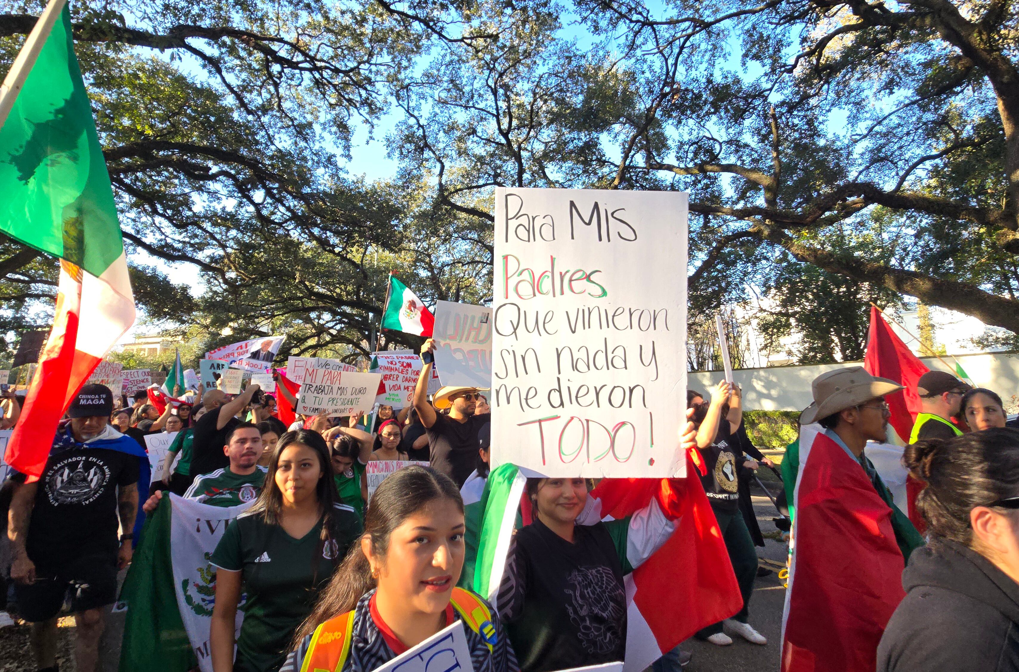 Manifestantes denunciaron la separación de familias y pidieron respeto para trabajadores migrantes. Una mujer sostiene el cártel que dice 'para mis padres que vinieron sin nada y me dieron todo'.